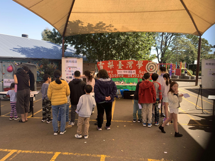 學生排隊挑戰過關