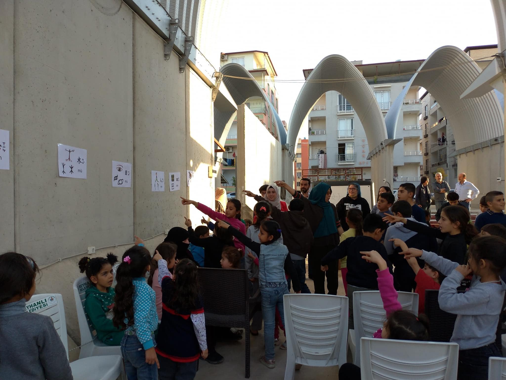 象形文字流由校長帶領孩子們一起