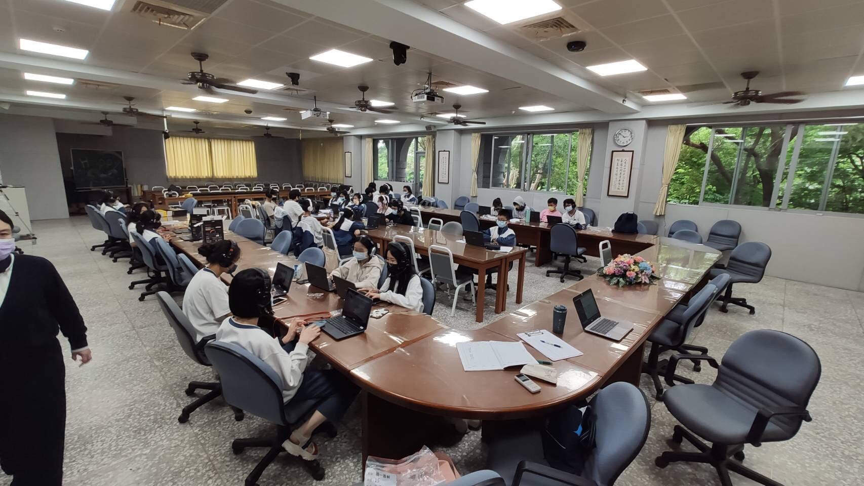 慈大附中學生進行分組交流