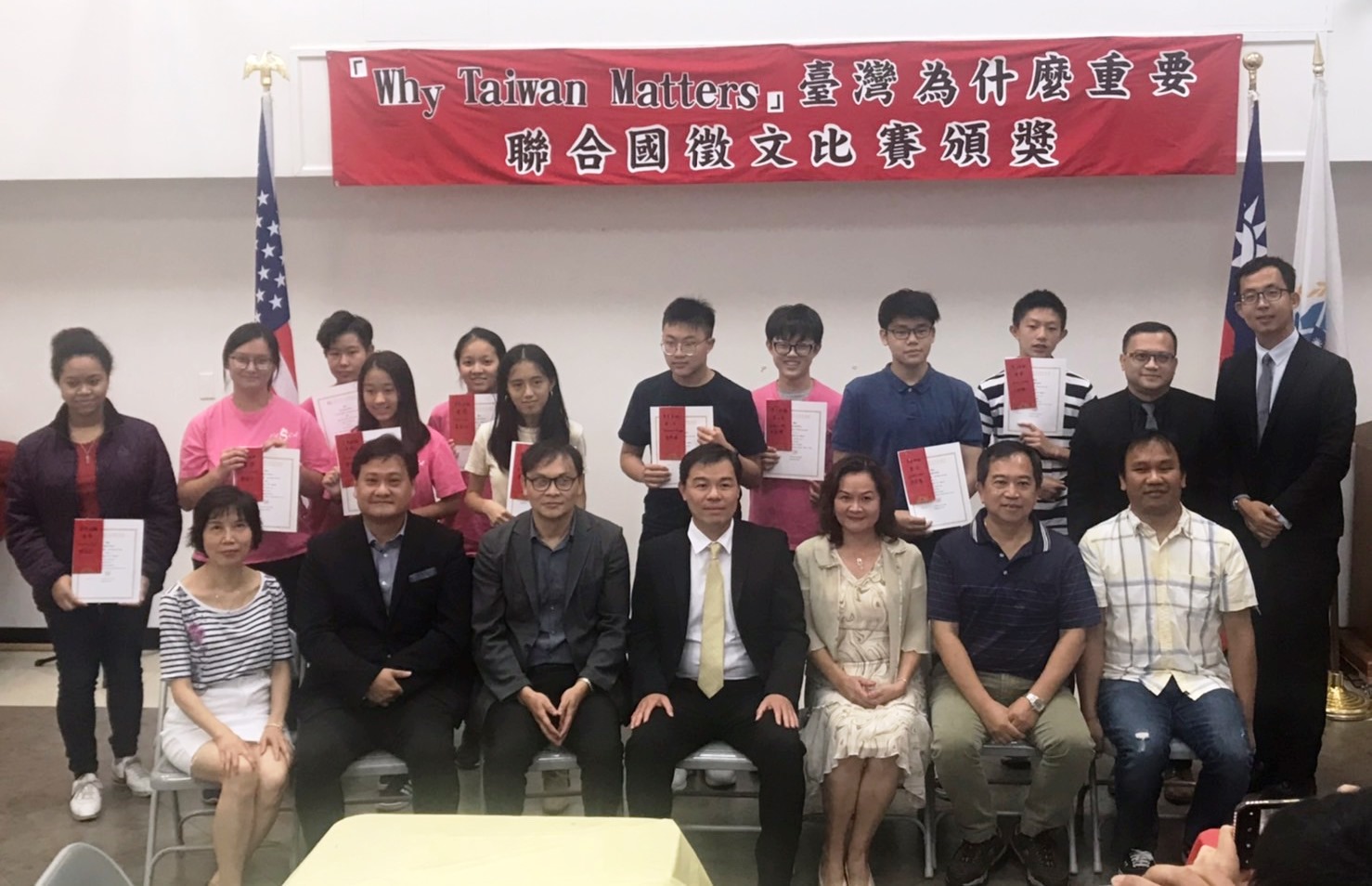 group photo with judges, VIPs and award winners