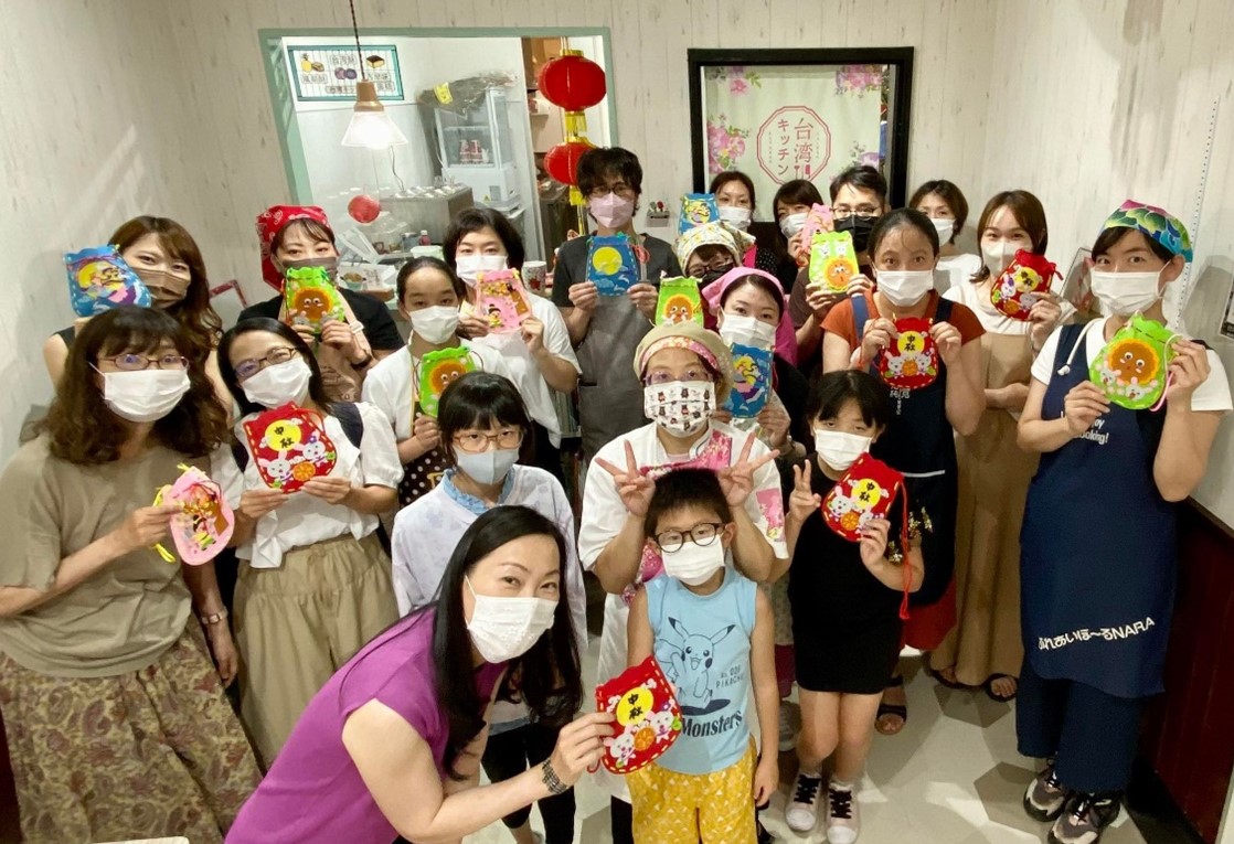 參加者秀出自己動手做的中秋月餅提袋