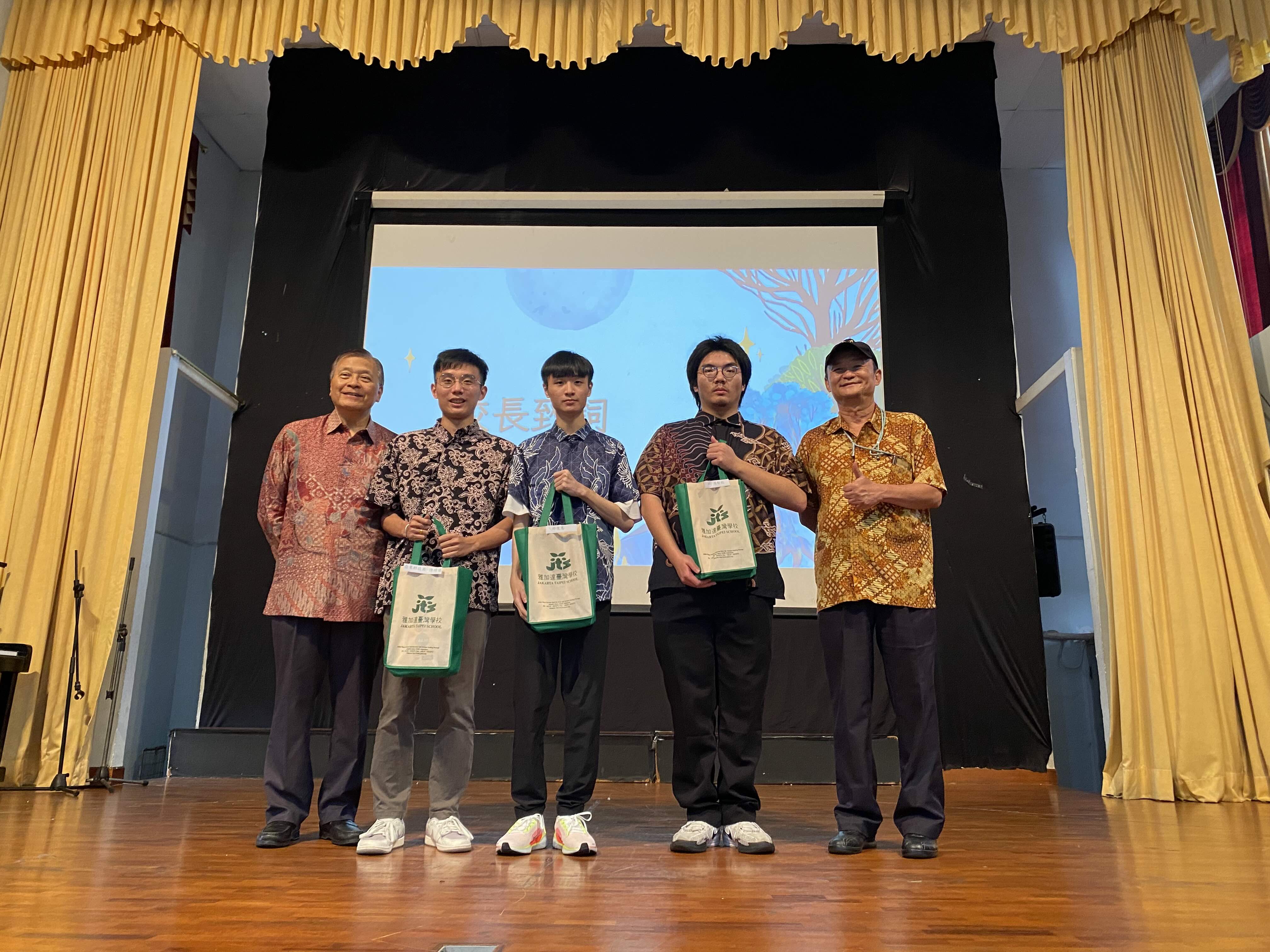 張晉福校長與宋培民董事長致贈紀念品