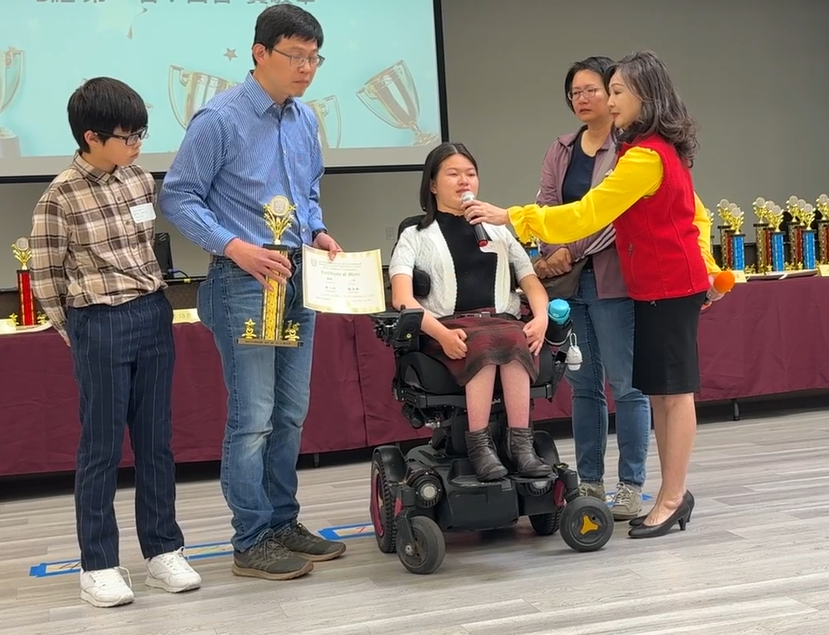 來自「三谷慈濟中文學校」 的學生榮獲雙語翻譯 A組 第一名的殊榮，家人與其分享心路旅程