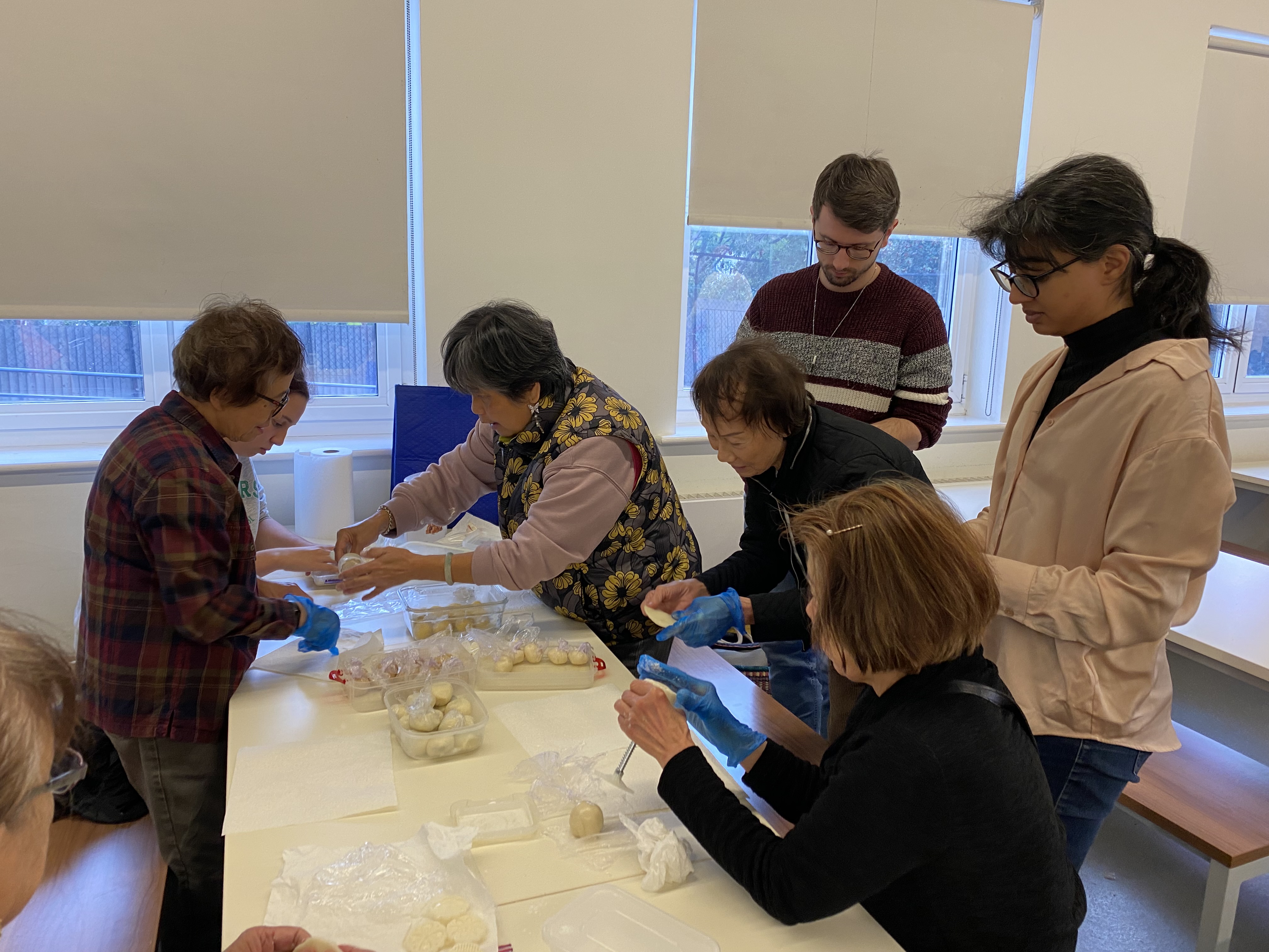 成人班學生通力合作