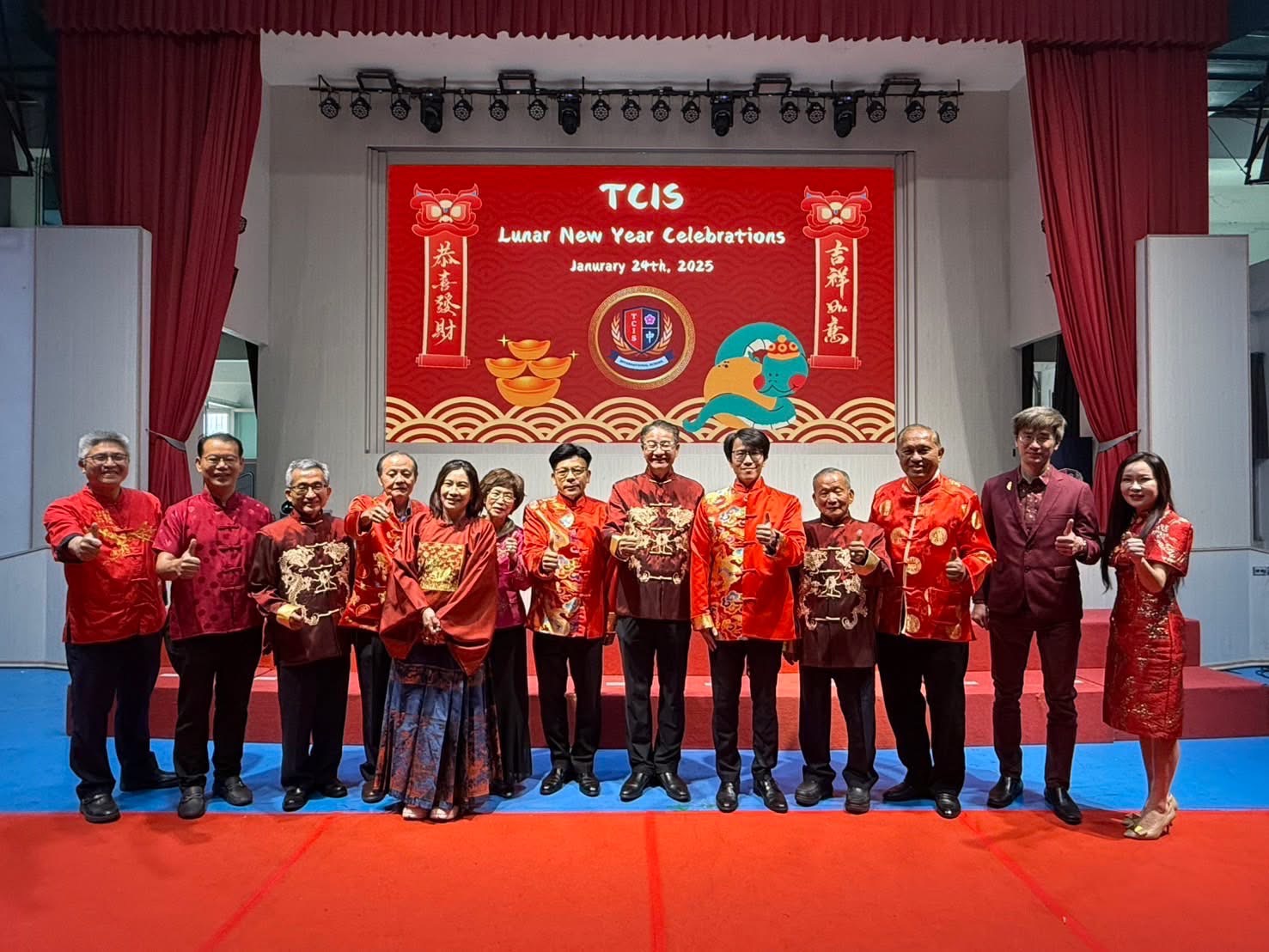 代表處長官、學校董事會和僑團首長合影