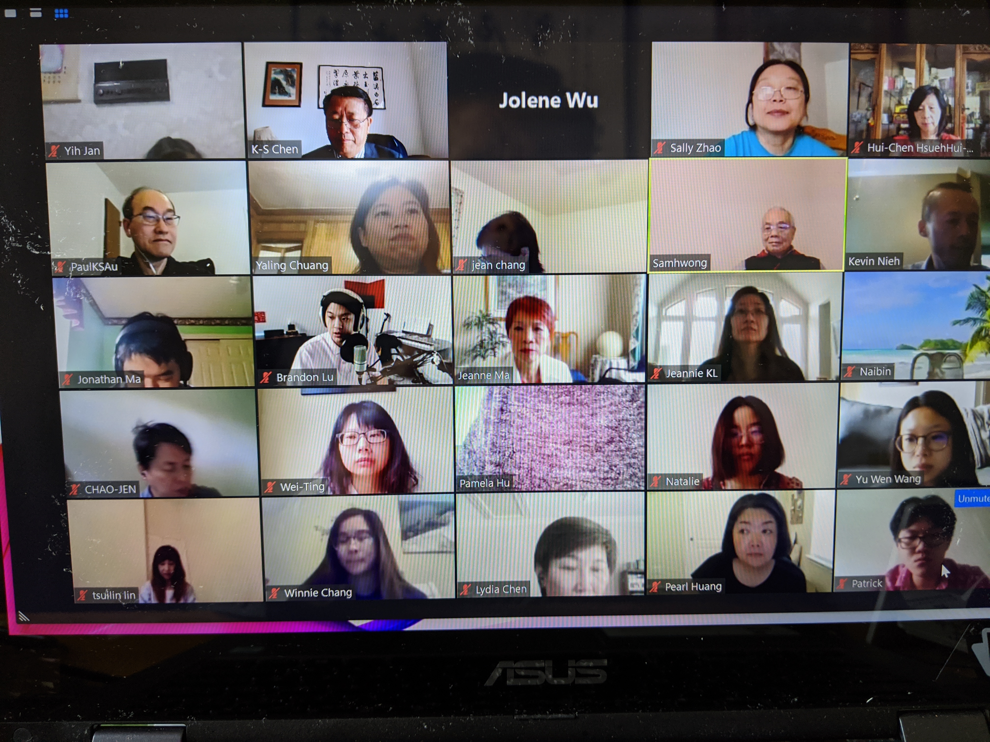 中華文化學院董事長莊雅玲鼓勵畢業生將來選擇自己喜歡的工作並全力以赴