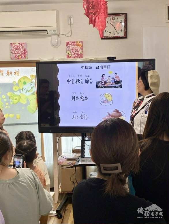 參加者跟著陳洳豔校長一起學臺灣華語