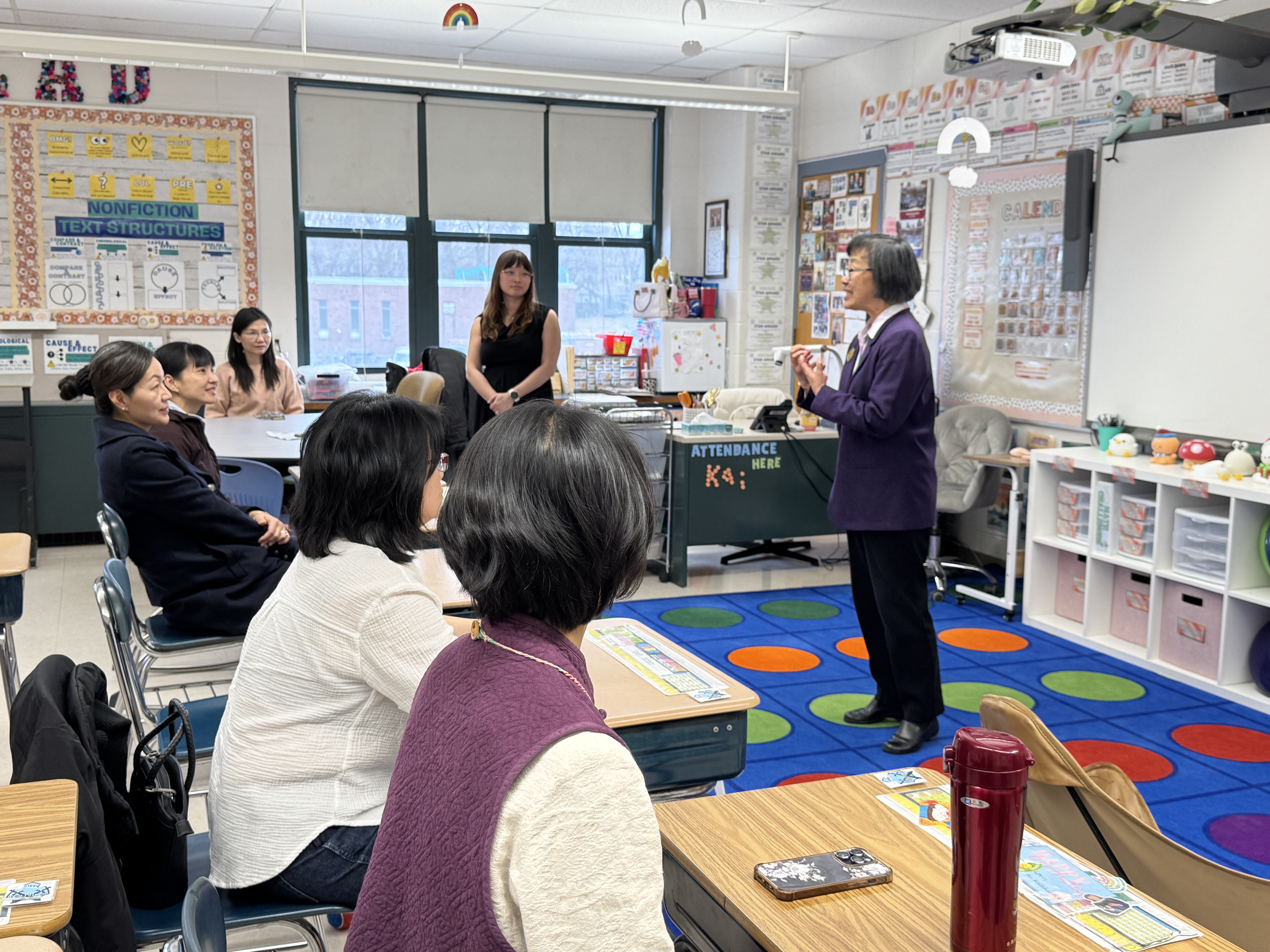 林梅英老師在12/13歲組擔任評審並在賽後講評。