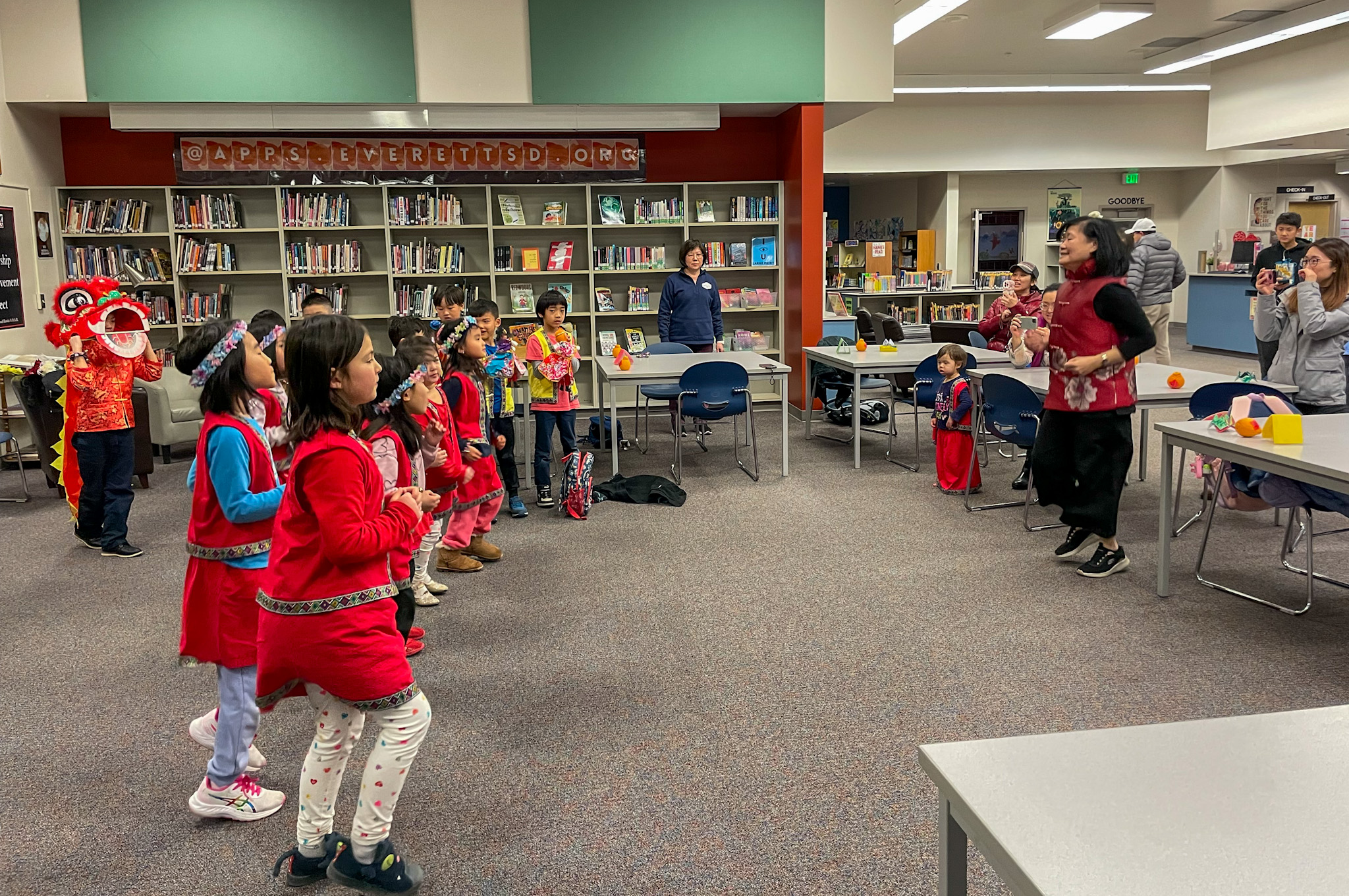 表演月桃花和舞獅