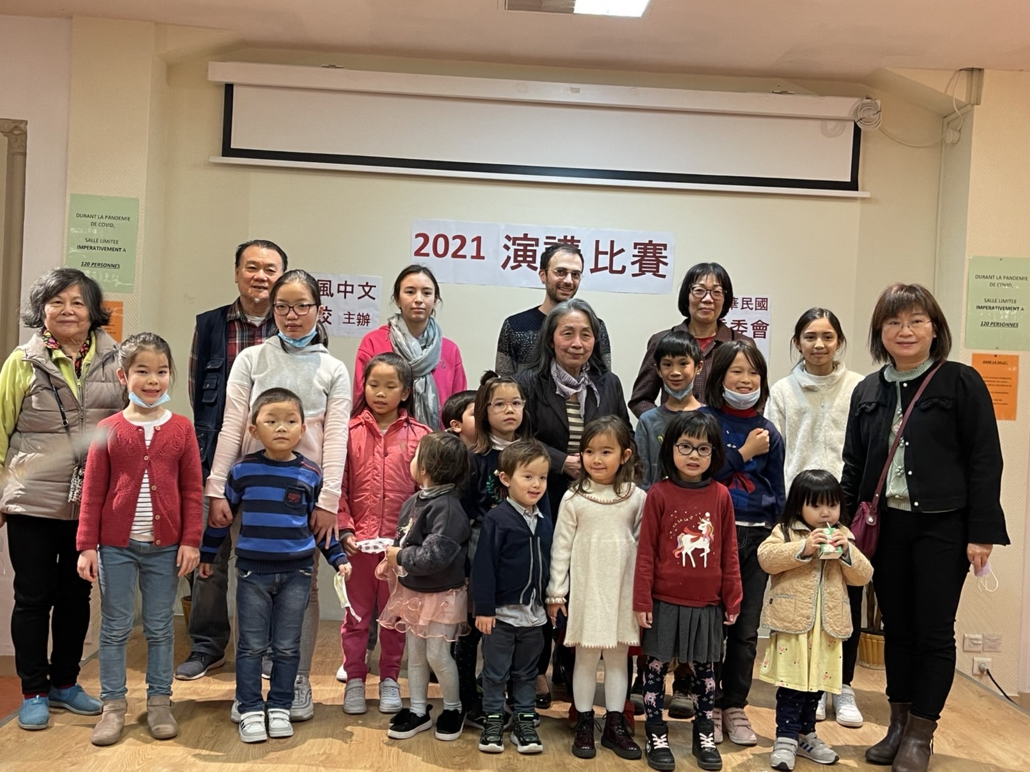 得獎人與評審合照