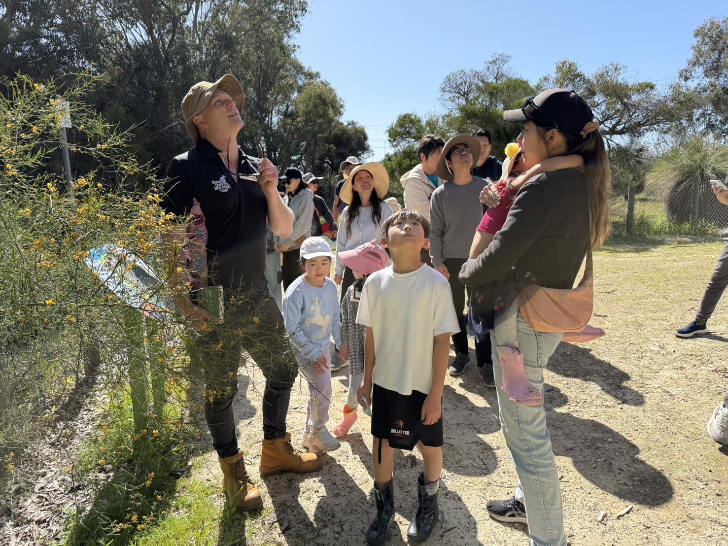 森林管理員為學生解說保護區生態