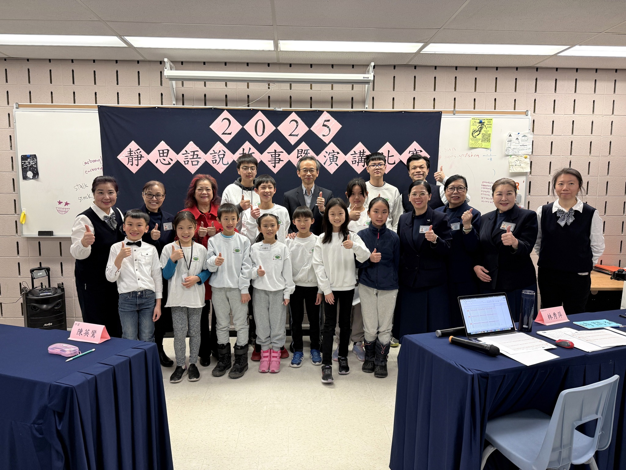 第四梯次決賽参賽者與梁毅鵬處長、黃淑珍校長、三位評審及老師們大合照。