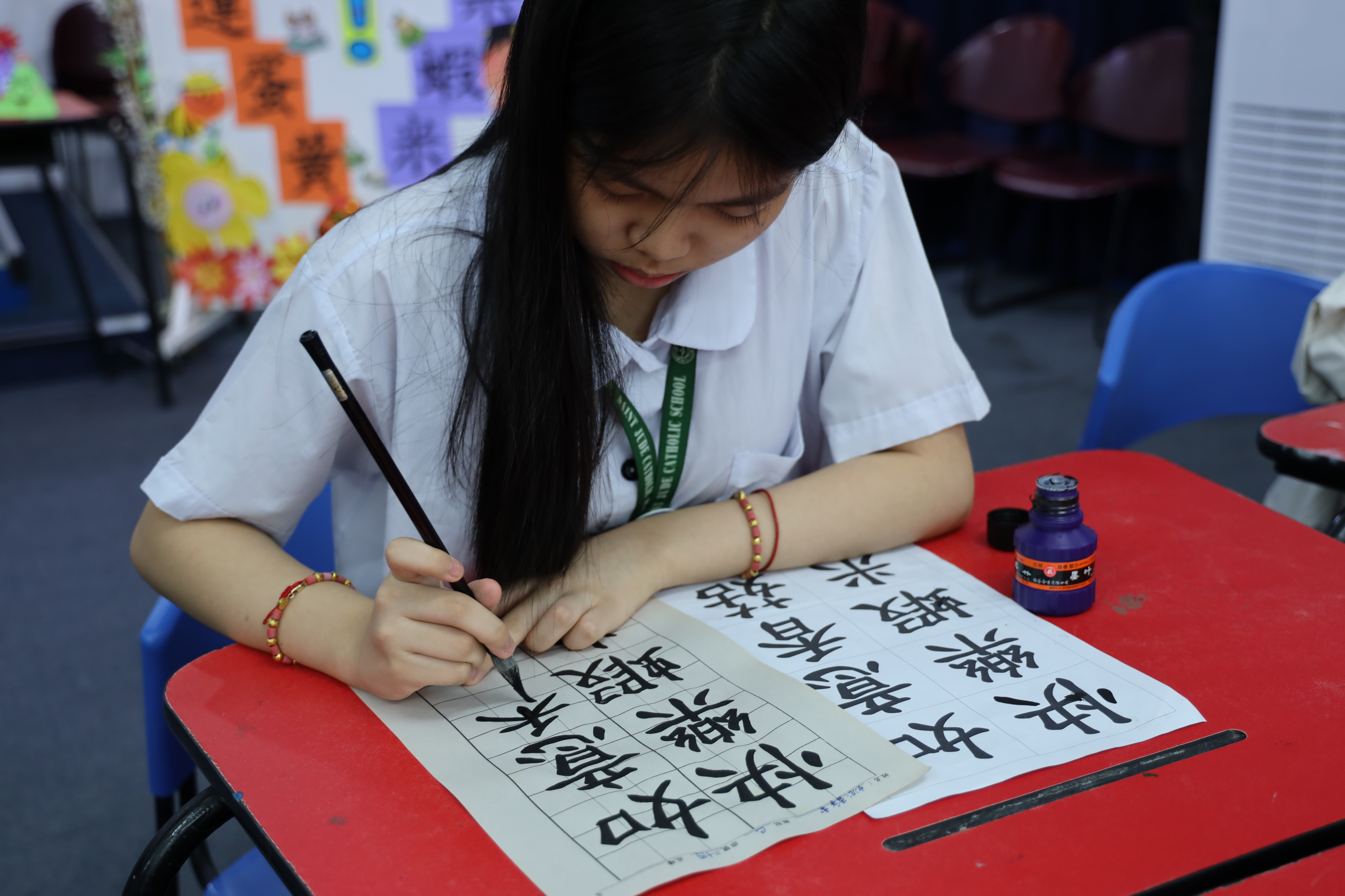 天主教崇德學校舉行海外民俗文化節名為「粽情端午，龍舟傳承」學生用毛筆子寫相關成語