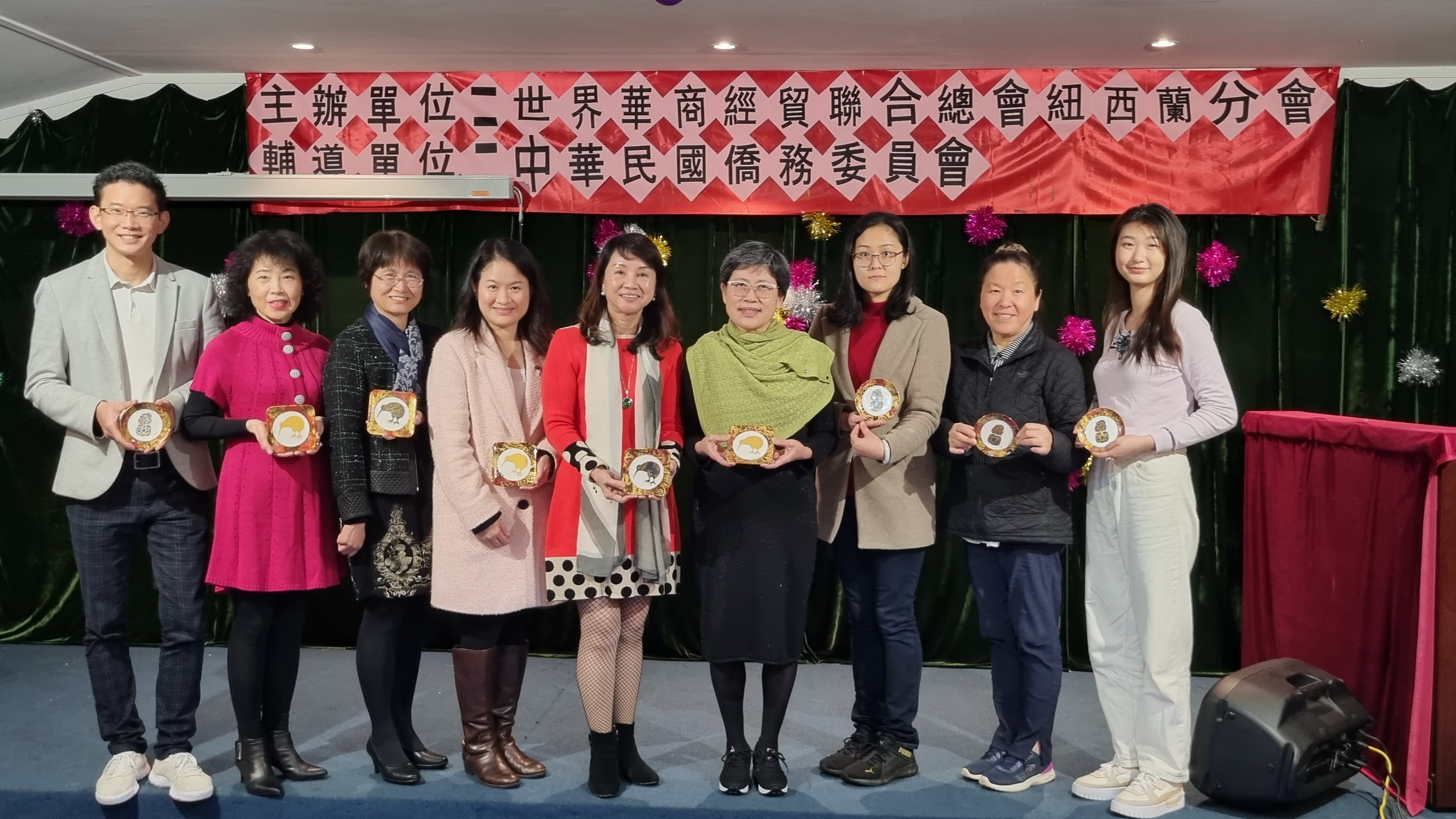 學員滿意地展示奇異鳥與毛利圖騰彩繪瓷盤成品