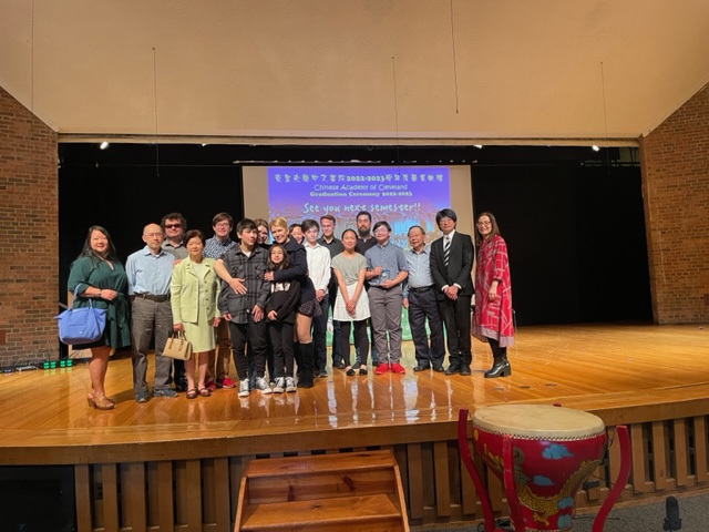 畢業生們、家人、林麗芳和蔡季穎合影