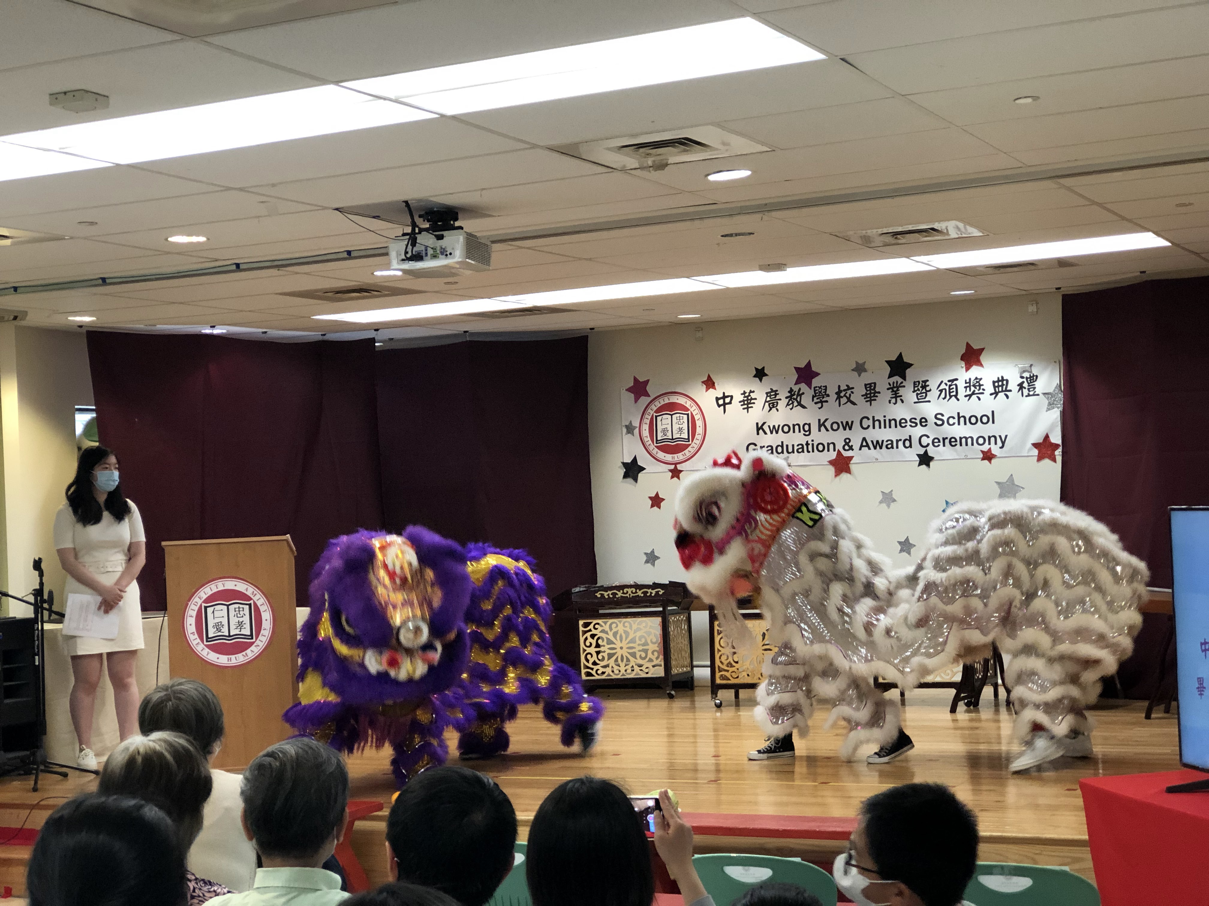 舞獅熱鬧開場，揭開畢業典禮序幕。