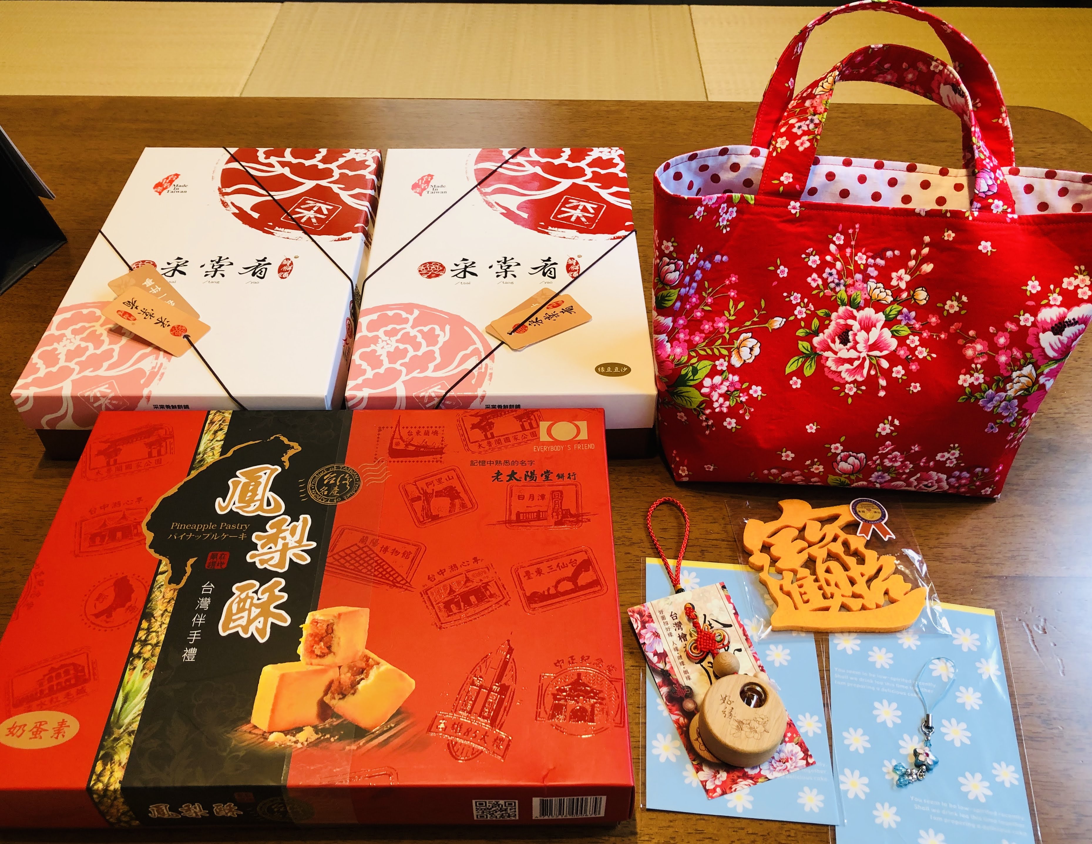 豐富的獎品有臺灣直送的月餅和鳳梨酥，客家花布提袋等。