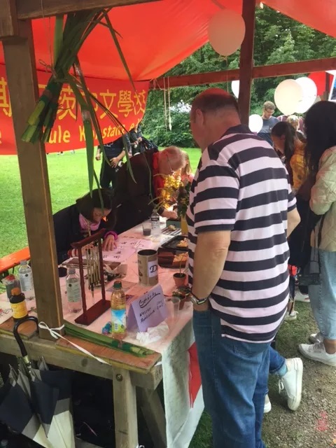 書法展示：訪客熱烈索取用書法寫出的德文姓名中譯