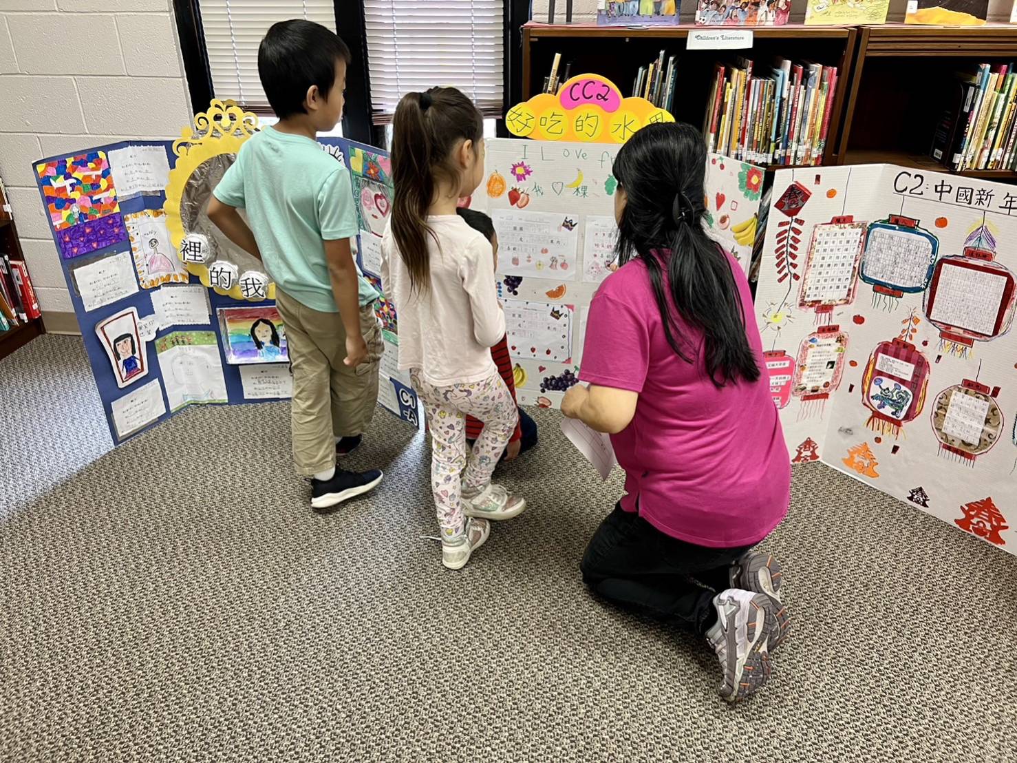 幼稚園班老師耐心為學生們進行解說海報內容