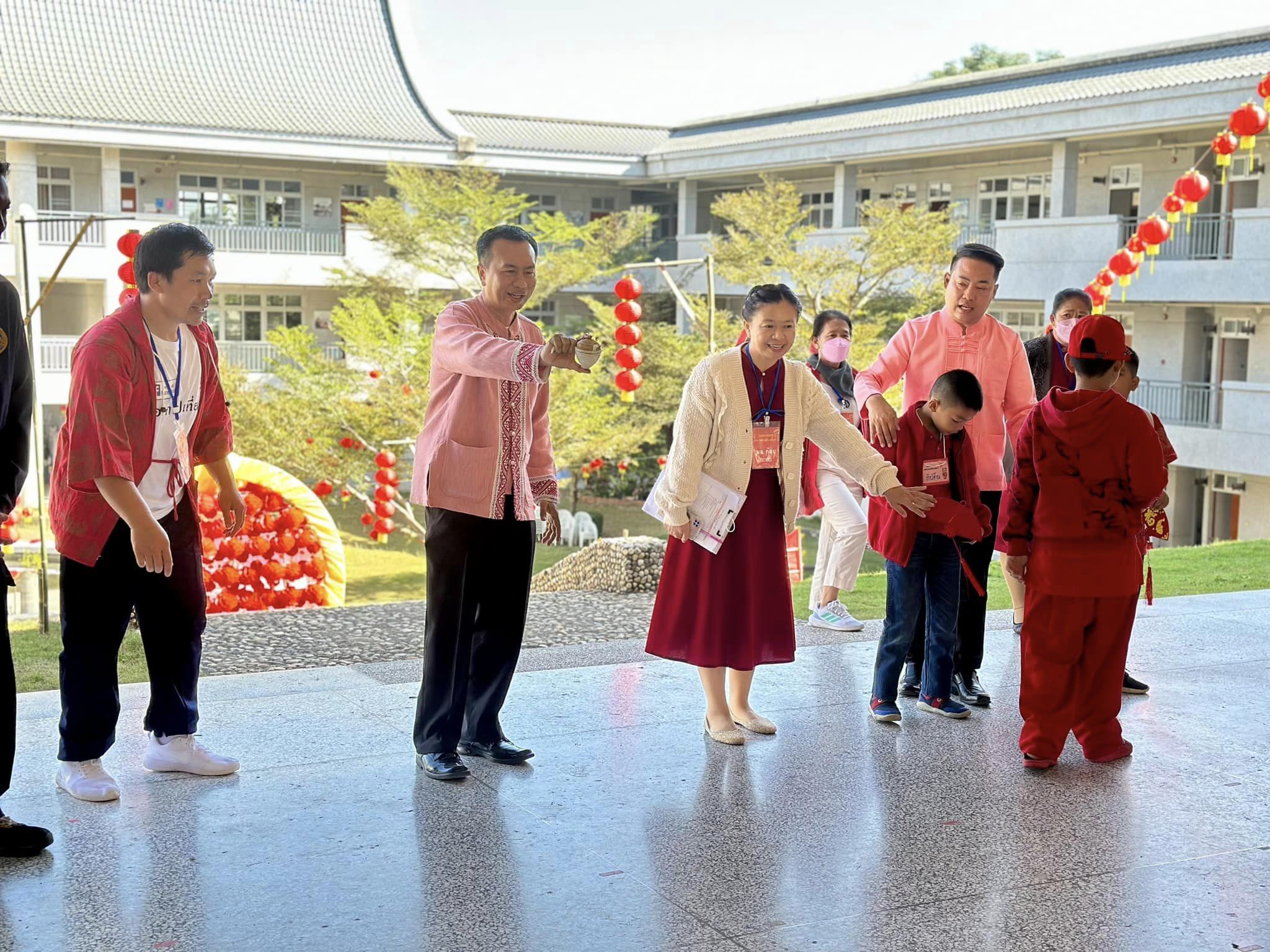 芳縣縣長Nopparat Suphakitchkoson先生在童玩區跟著學生學習怎麼打陀螺。