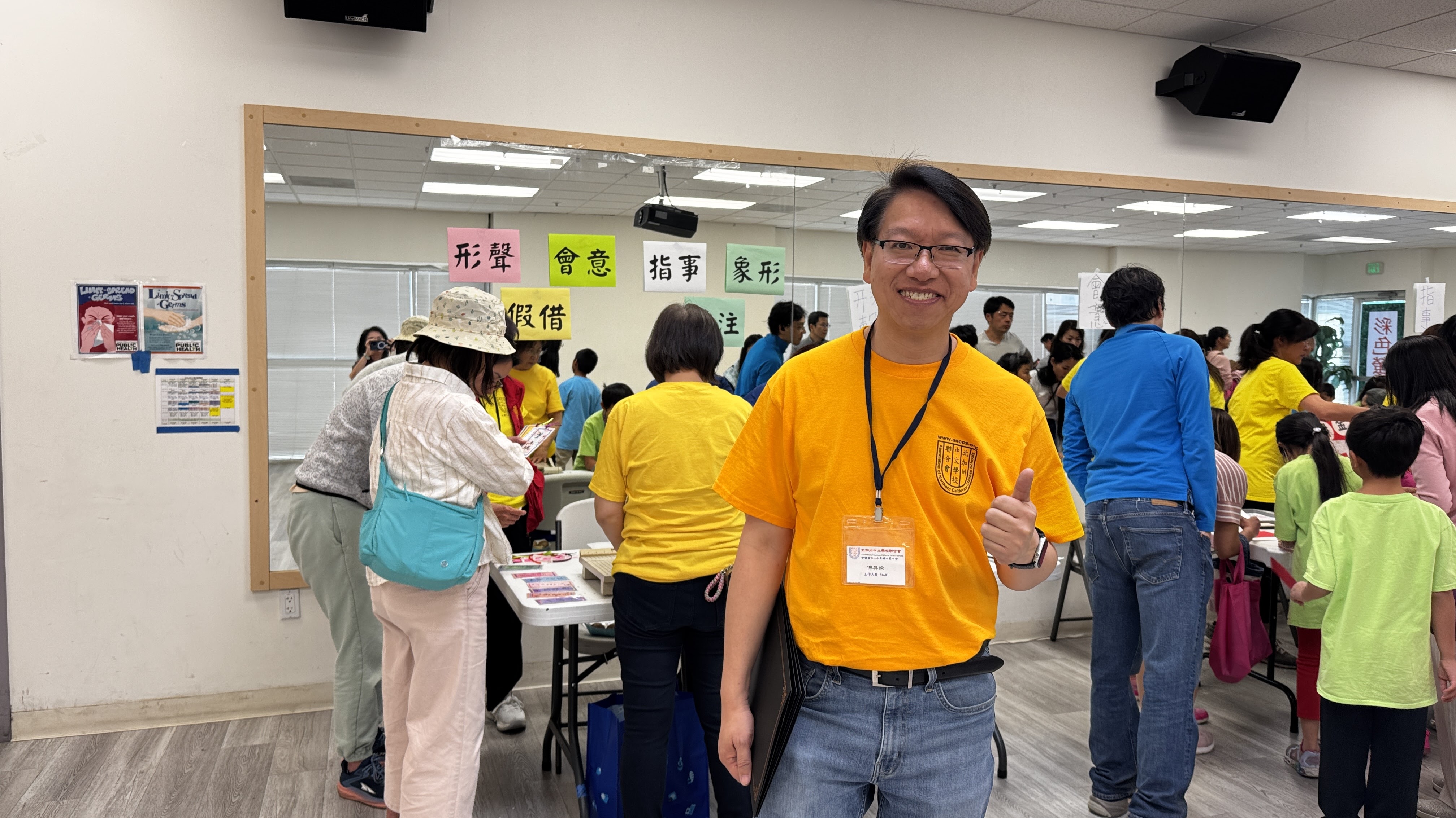 傅其俊會長走訪每一個攤位