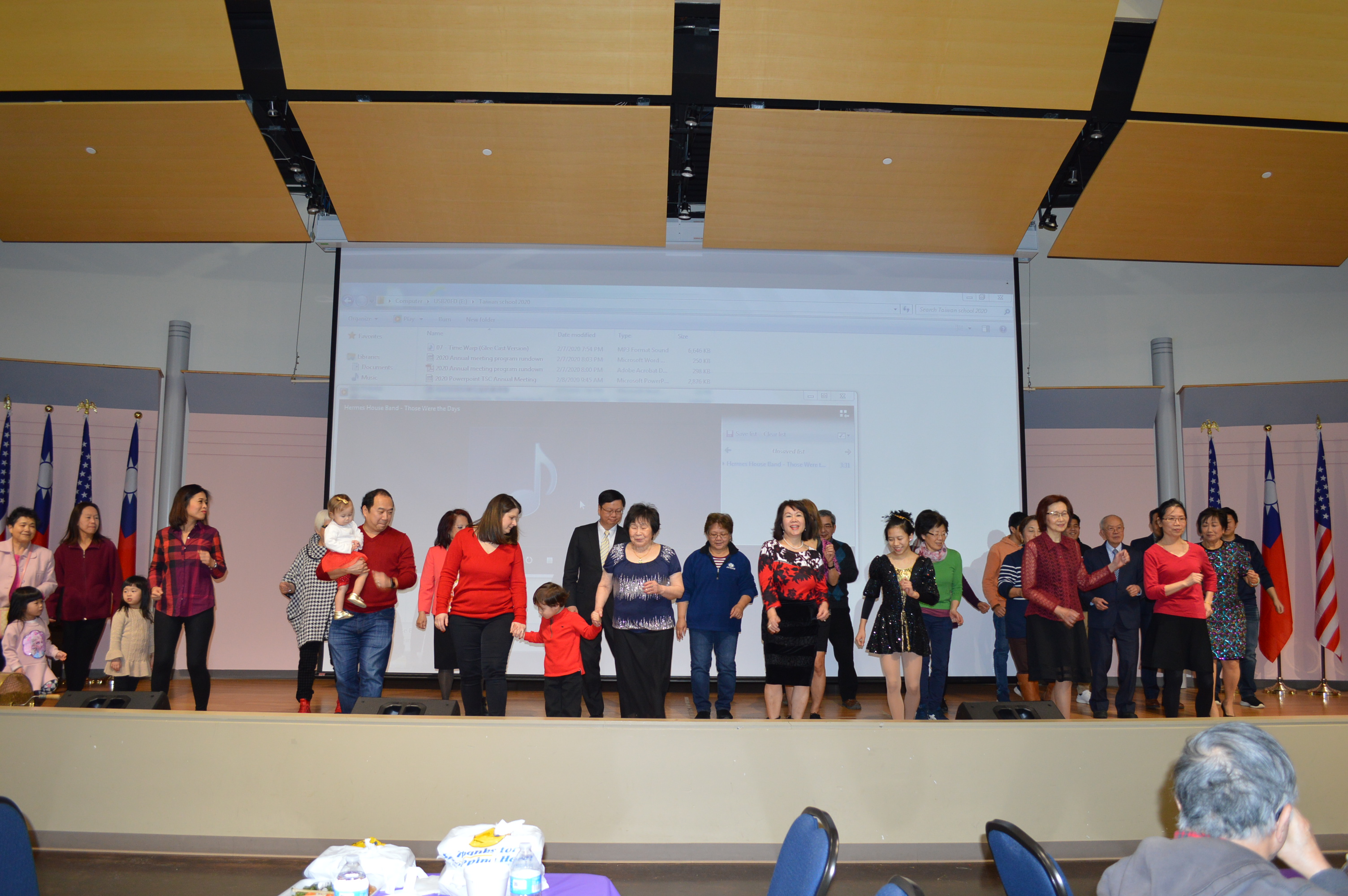 學校排舞隊學員表演