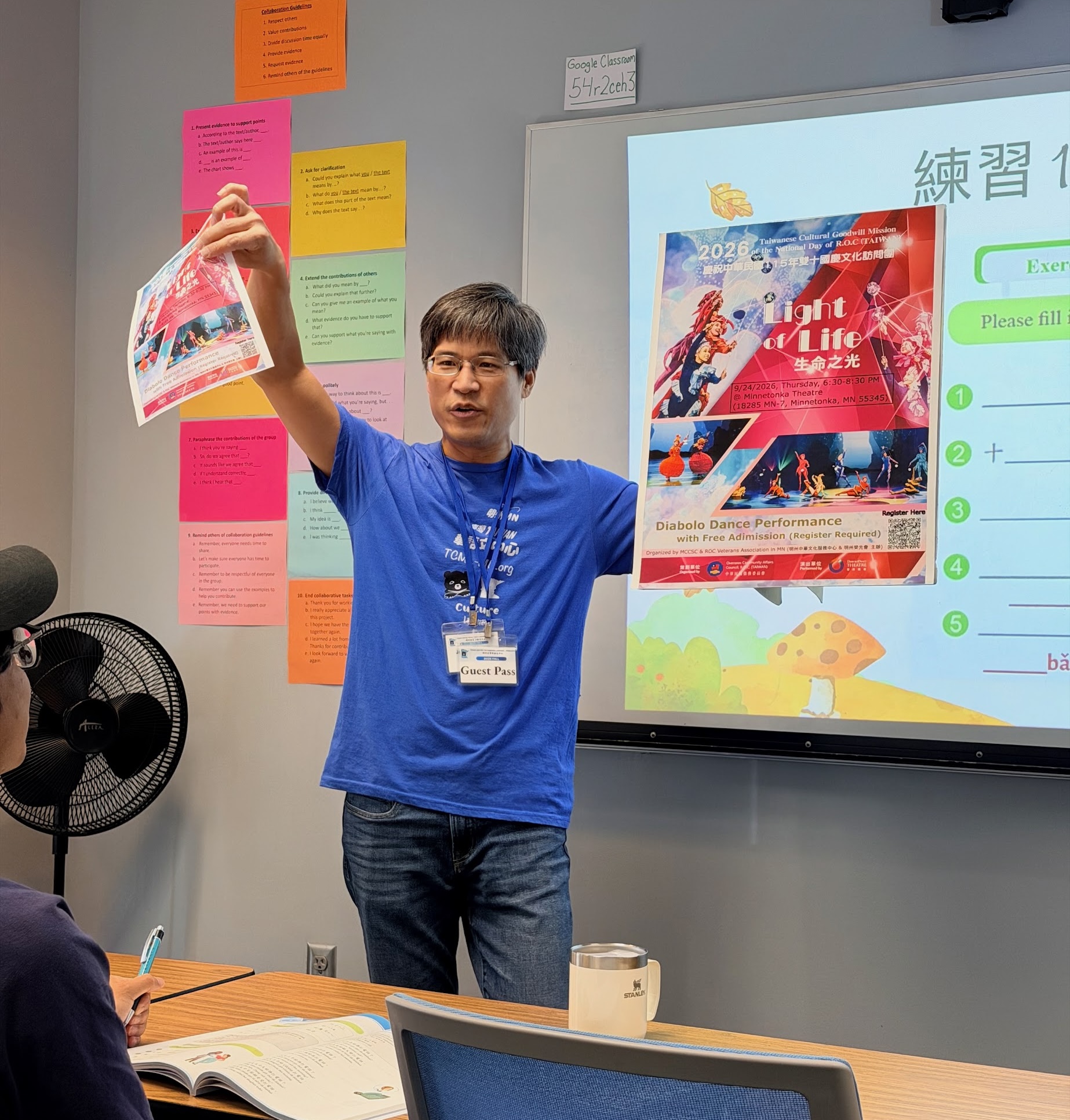 Connecting students with Taiwan 行政人員張家瑞，同時擔任明州中華文化中心（Minnesota Chinese Cultural Services Center）理事長，向學生介紹台灣舞鈴劇場在明州的演出，鼓勵大家一起欣賞精彩表演、慶祝2026年中華民國國慶。TCML-MN staff member Jerry Chang, who also serves as president of the Minnesota Chinese Cultural Services Center, introduces students to Taiwan’s Diabolo Dance Theatre performance in Minnesota and invites everyone to join the celebration of Taiwan’s National Day.