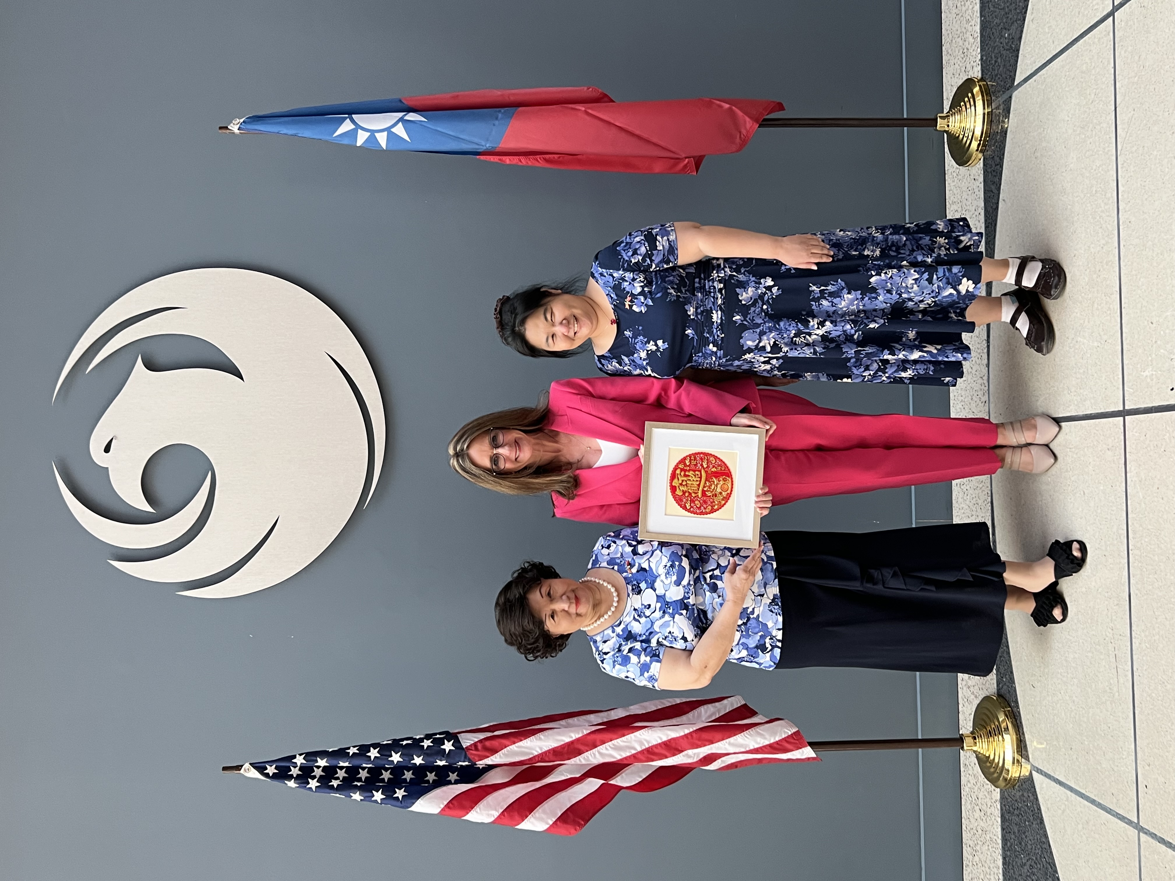 在鳳凰城市政府大廳贈送漢字吉祥字給市議員Councilwoman Ann O'Brien