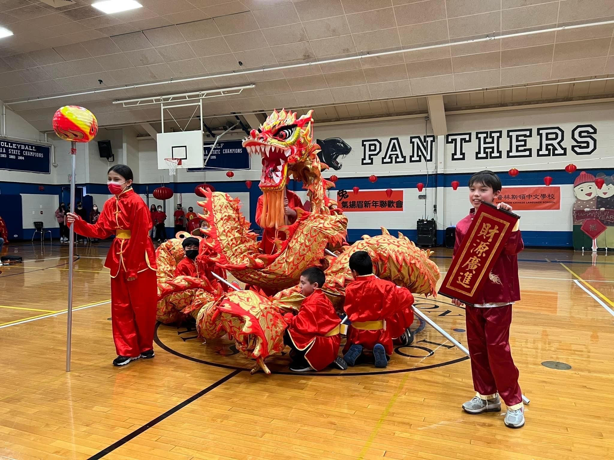 七年級與CSL5班表演舞龍，喜氣洋洋