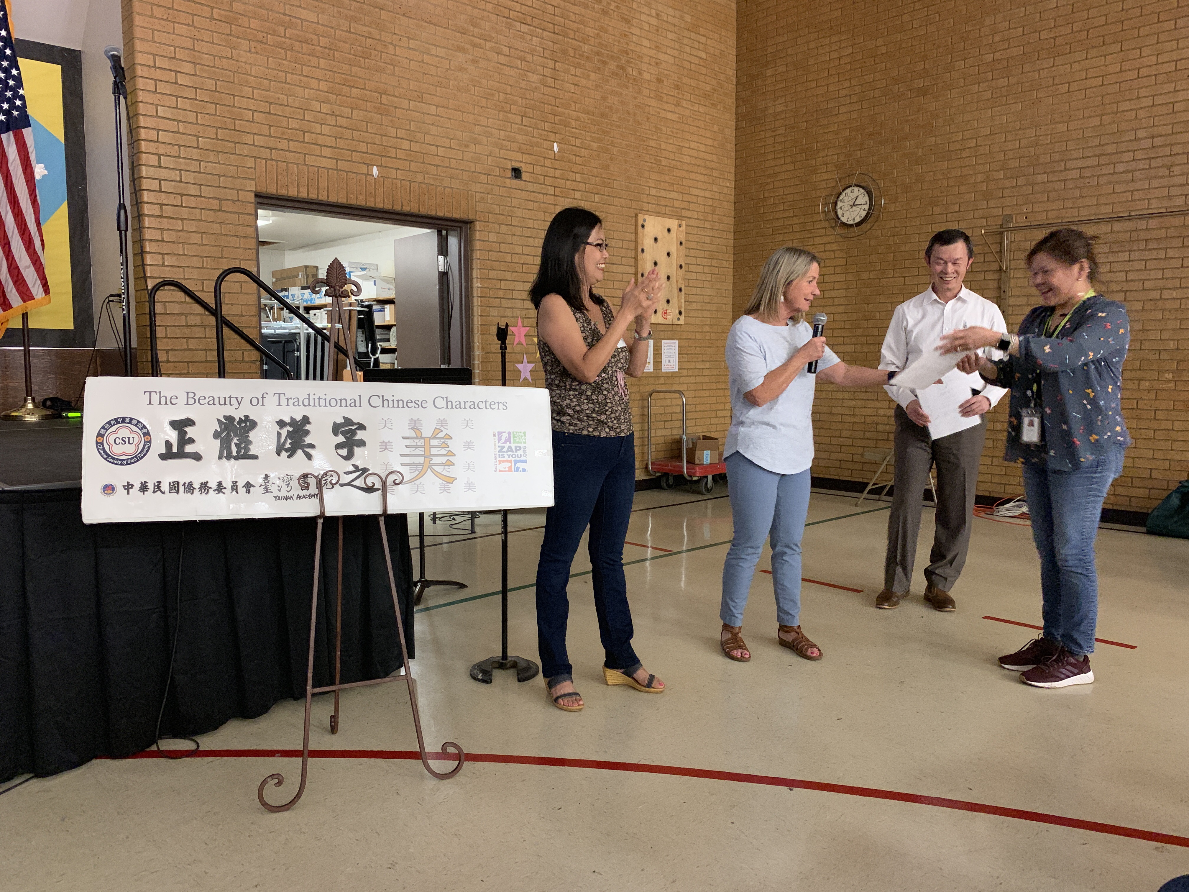 校長Christy Waddell致詞感謝中華聯誼會推動書法比賽並頒感謝狀給林老師