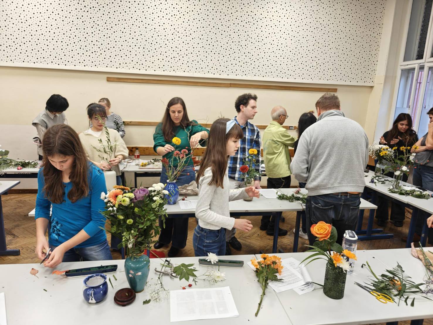 學員認真用心創作東方花藝