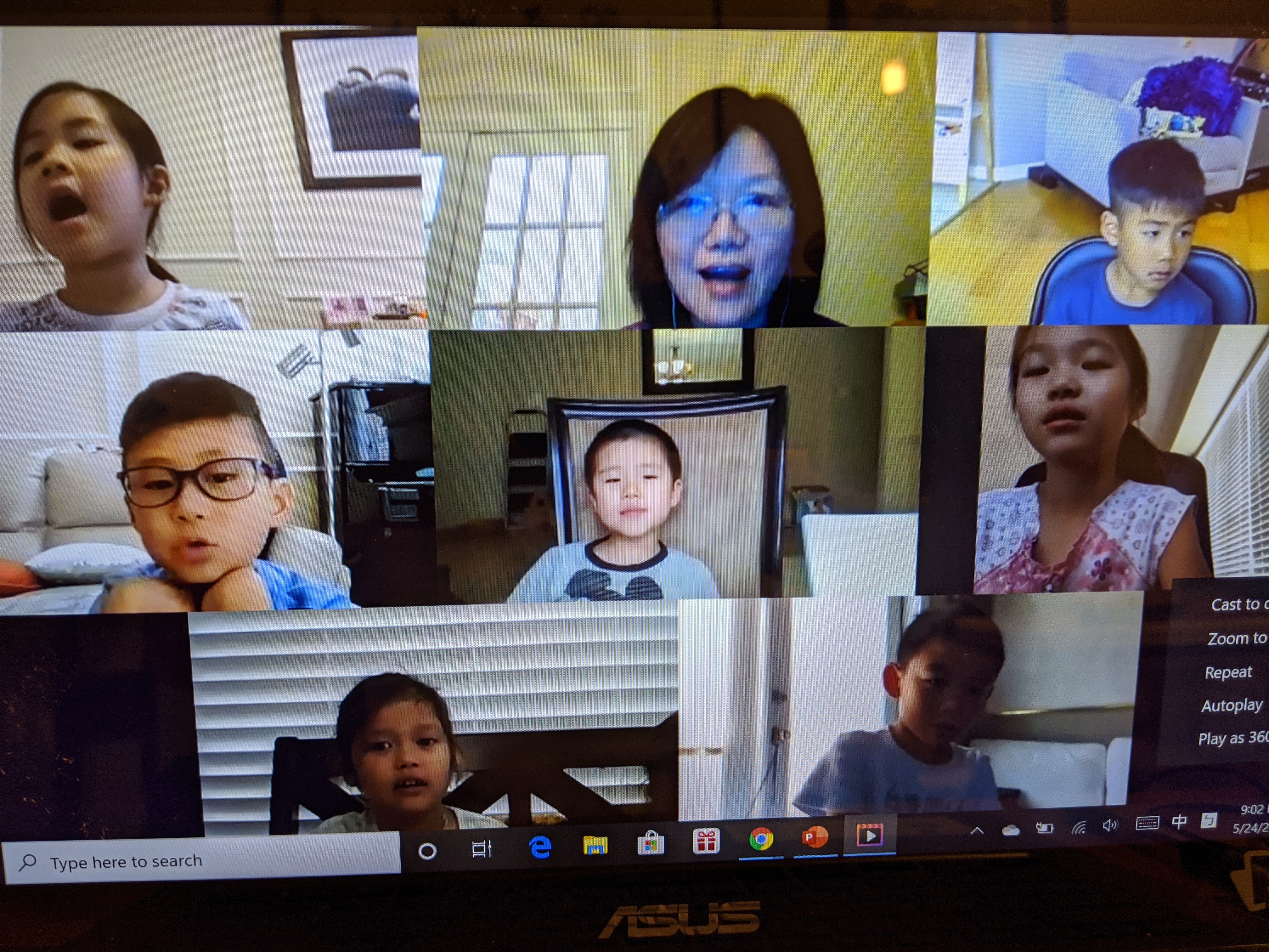 首屆注音班陳欣婷老師帶領班上學生合唱媽媽的眼睛，感謝在場所有的媽媽，對孩子和家庭辛苦的付出