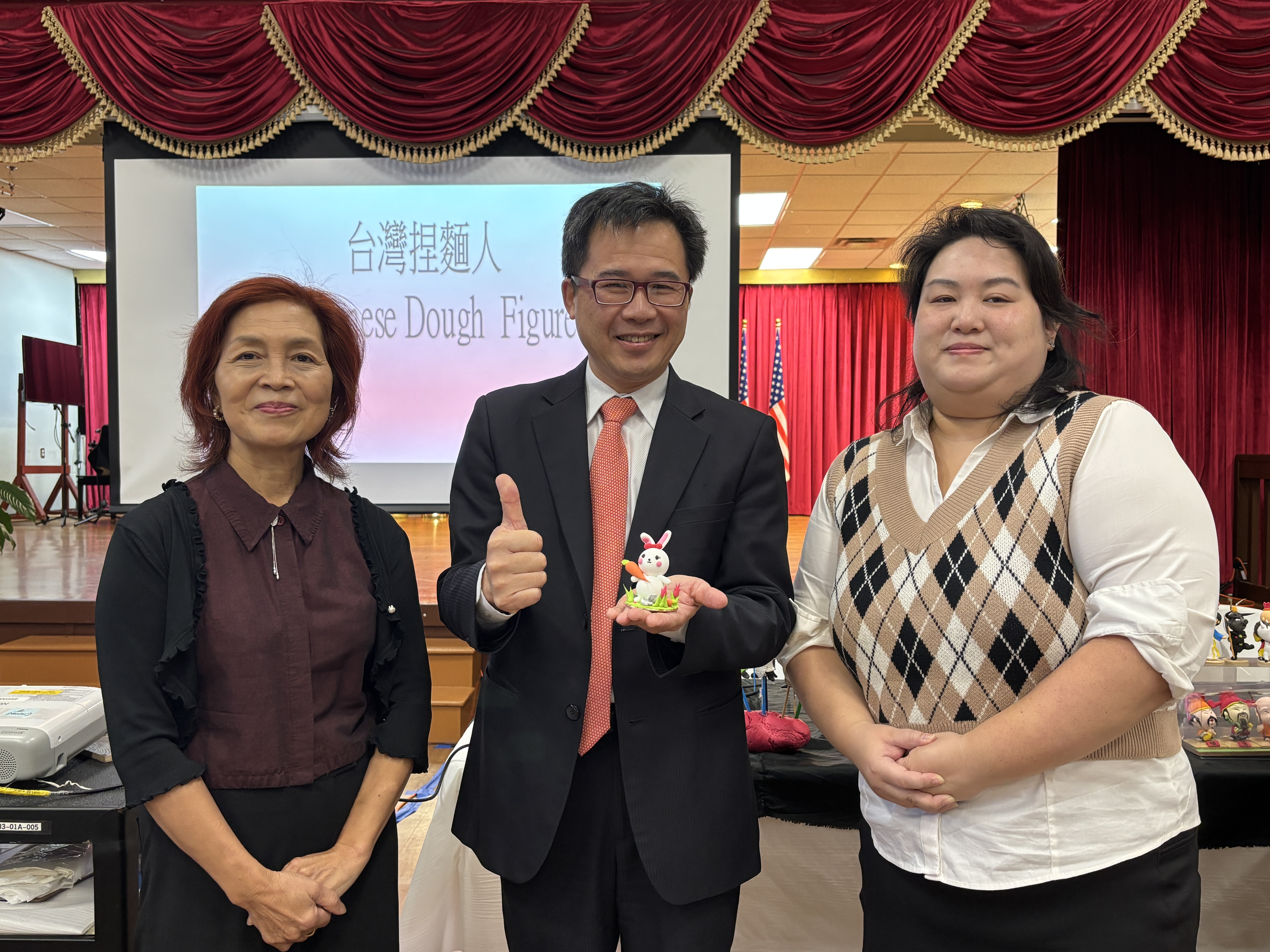 中心閻主任(中)、陳淑女老師(左)及揚以琳老師(右)合影