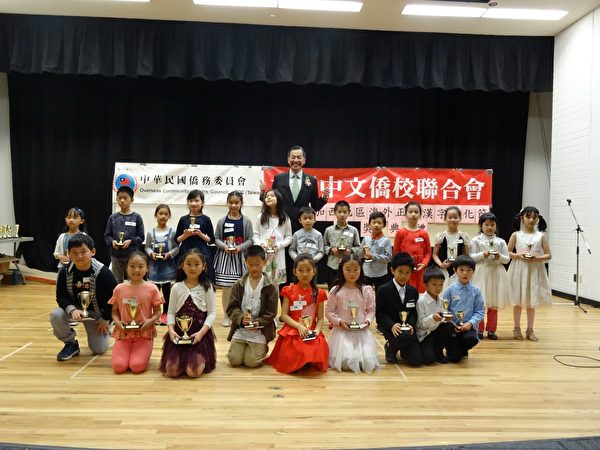 經文處陳剛毅處長為得獎學生頒獎