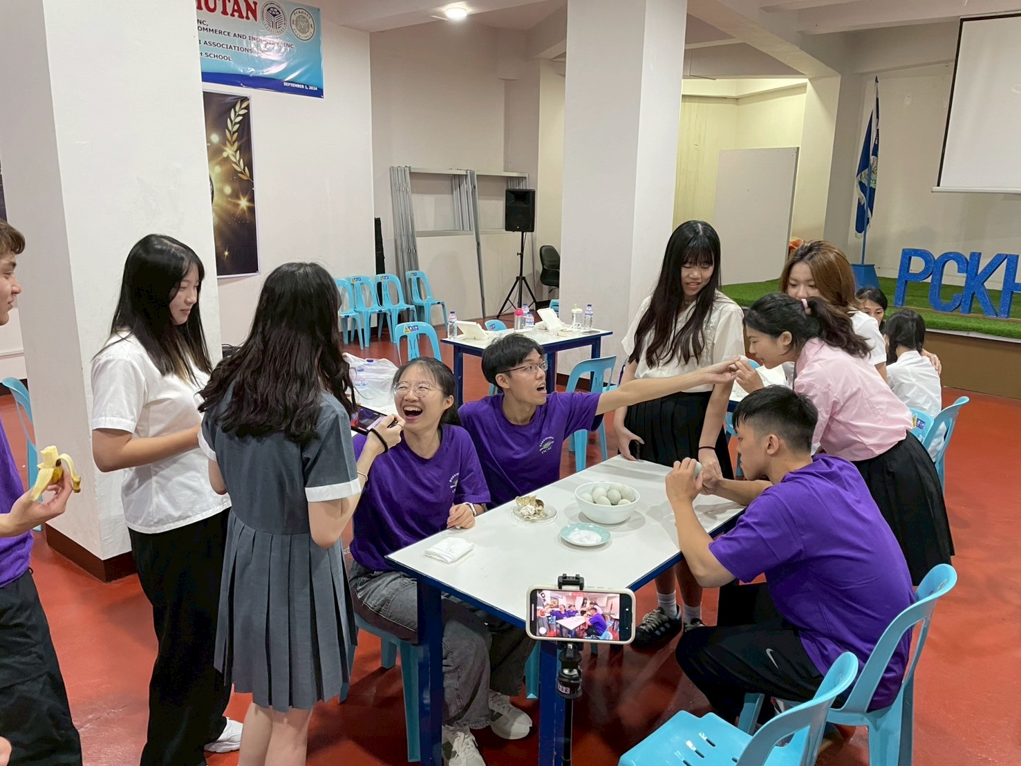 臺灣青年享用菲律賓鴨仔蛋