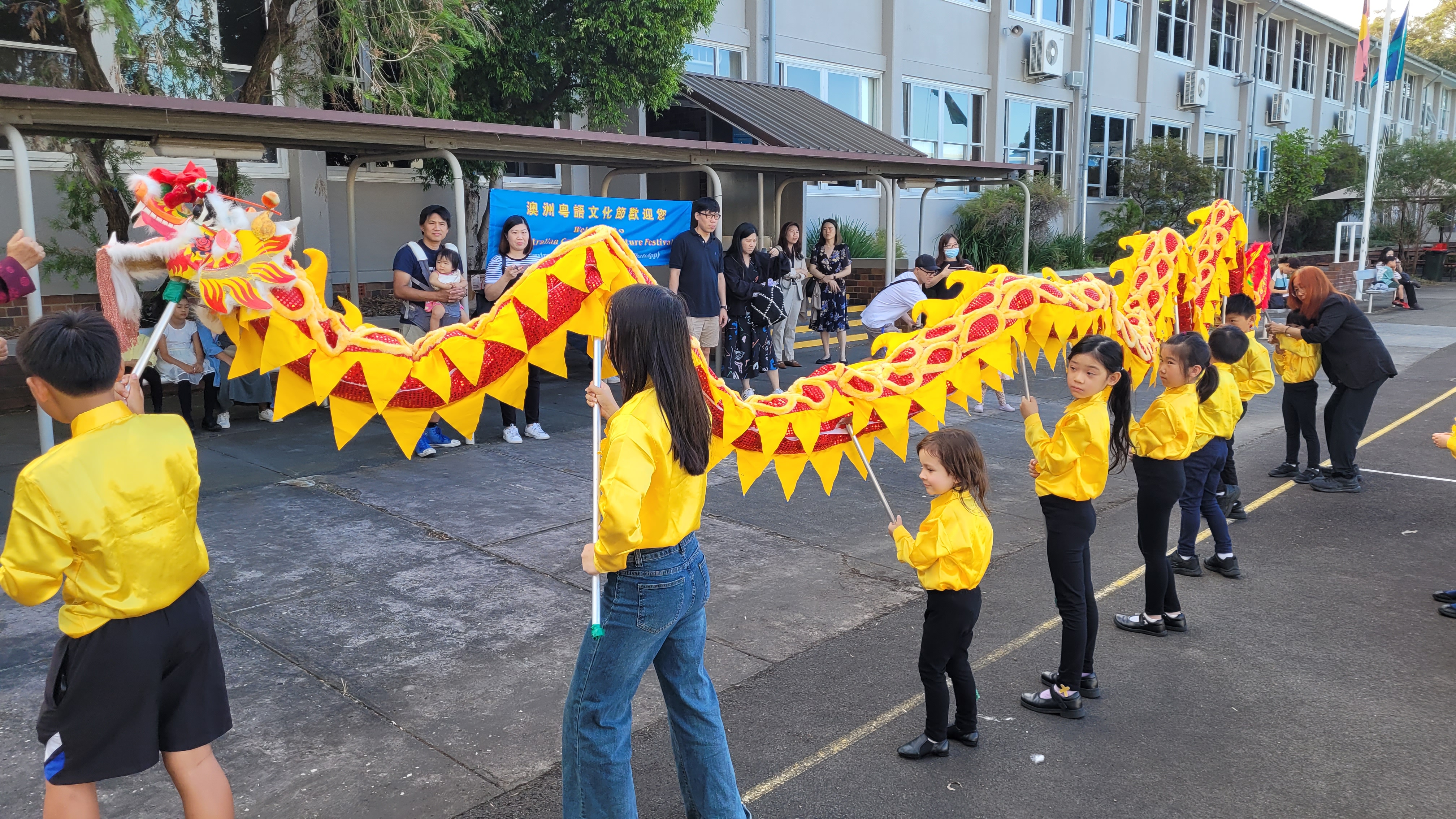 中華文化學校學生表演舞龍。