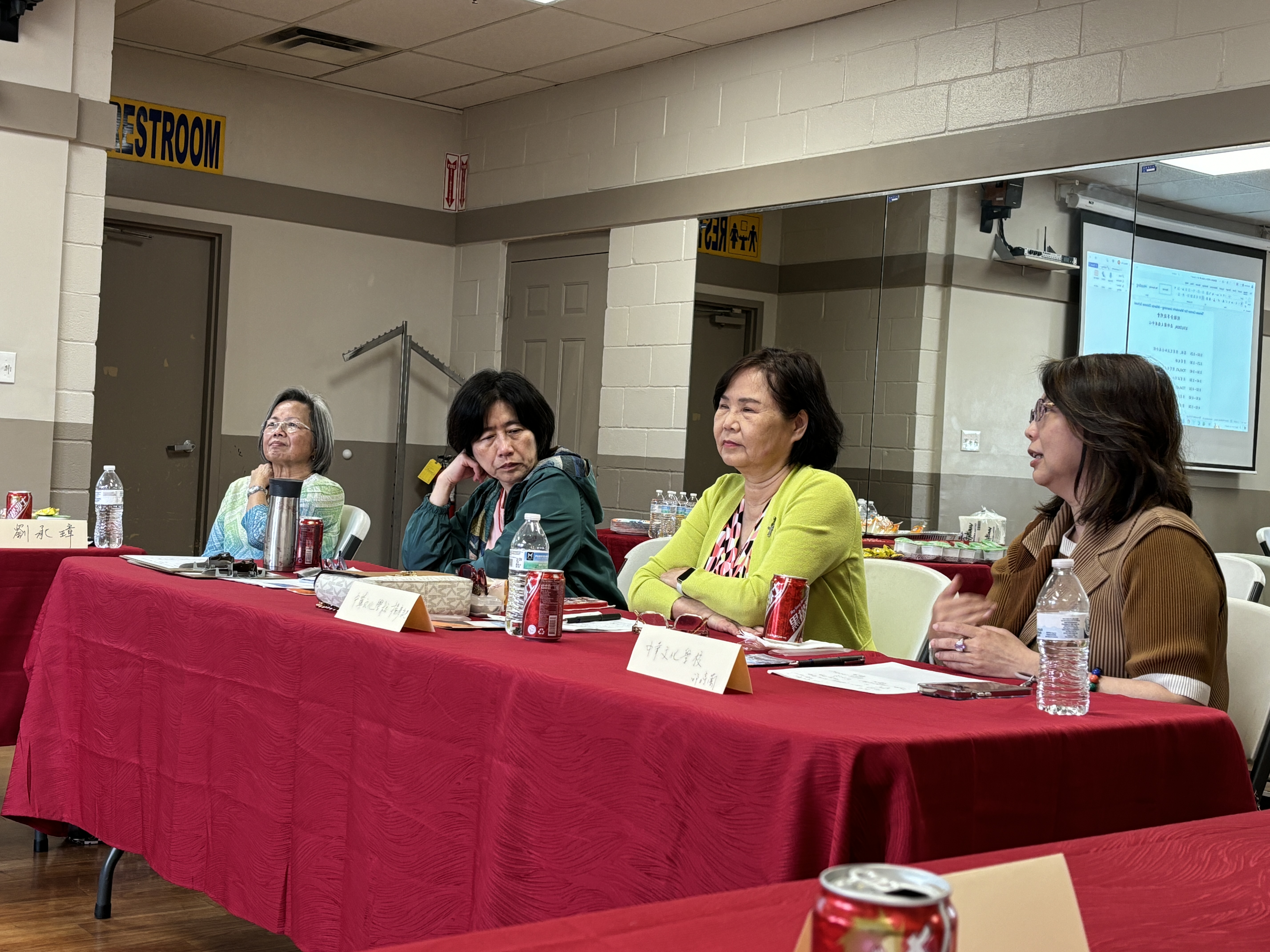 邱婷蘭(左1)分享與企業合作之華語文教學經驗