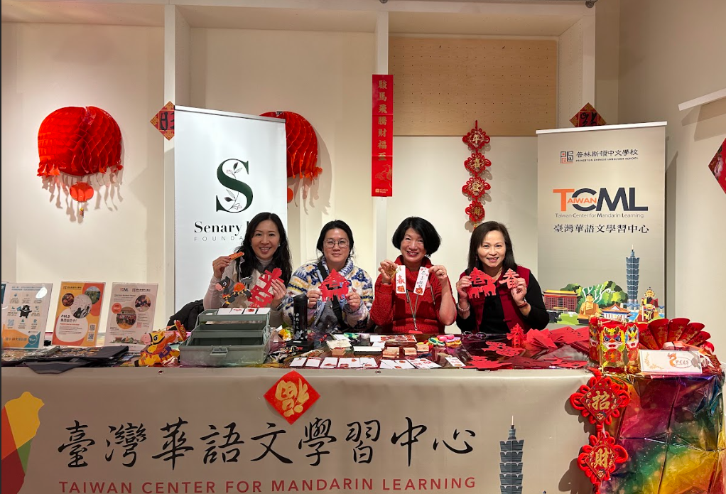 義工們與充满年節氣氛的裝飾及手作品