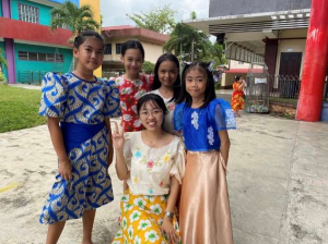 學校辦「民族日」，學生穿著菲律賓傳統服裝
