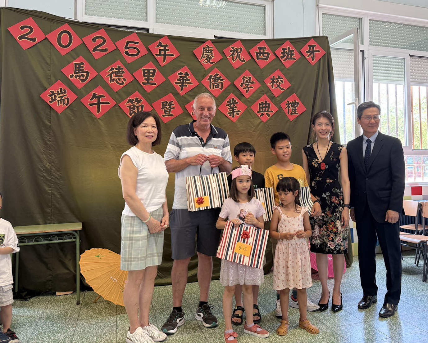 頒發各班全勤優秀獎品合影