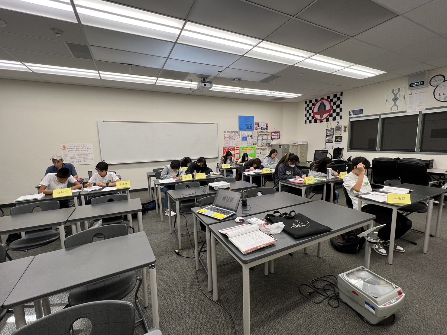 每位參賽的學生，聚精會神地書寫文字。