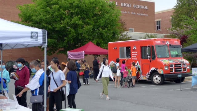 小吃攤位區第一次出現亮眼的快餐車（food truck）
