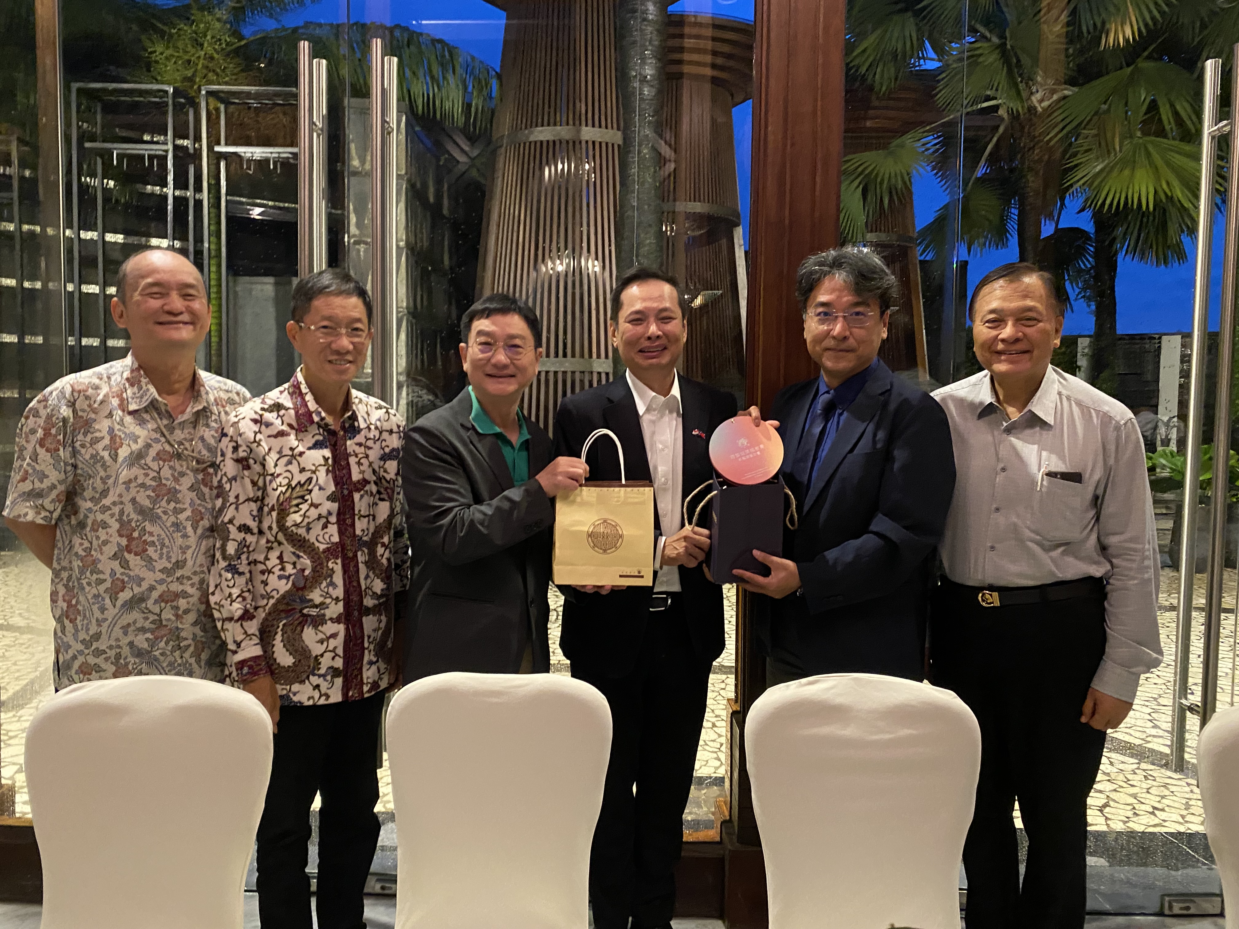 左起張晉福、譚自強、莊敏仁、洪振榮、李其昌、宋培民合影