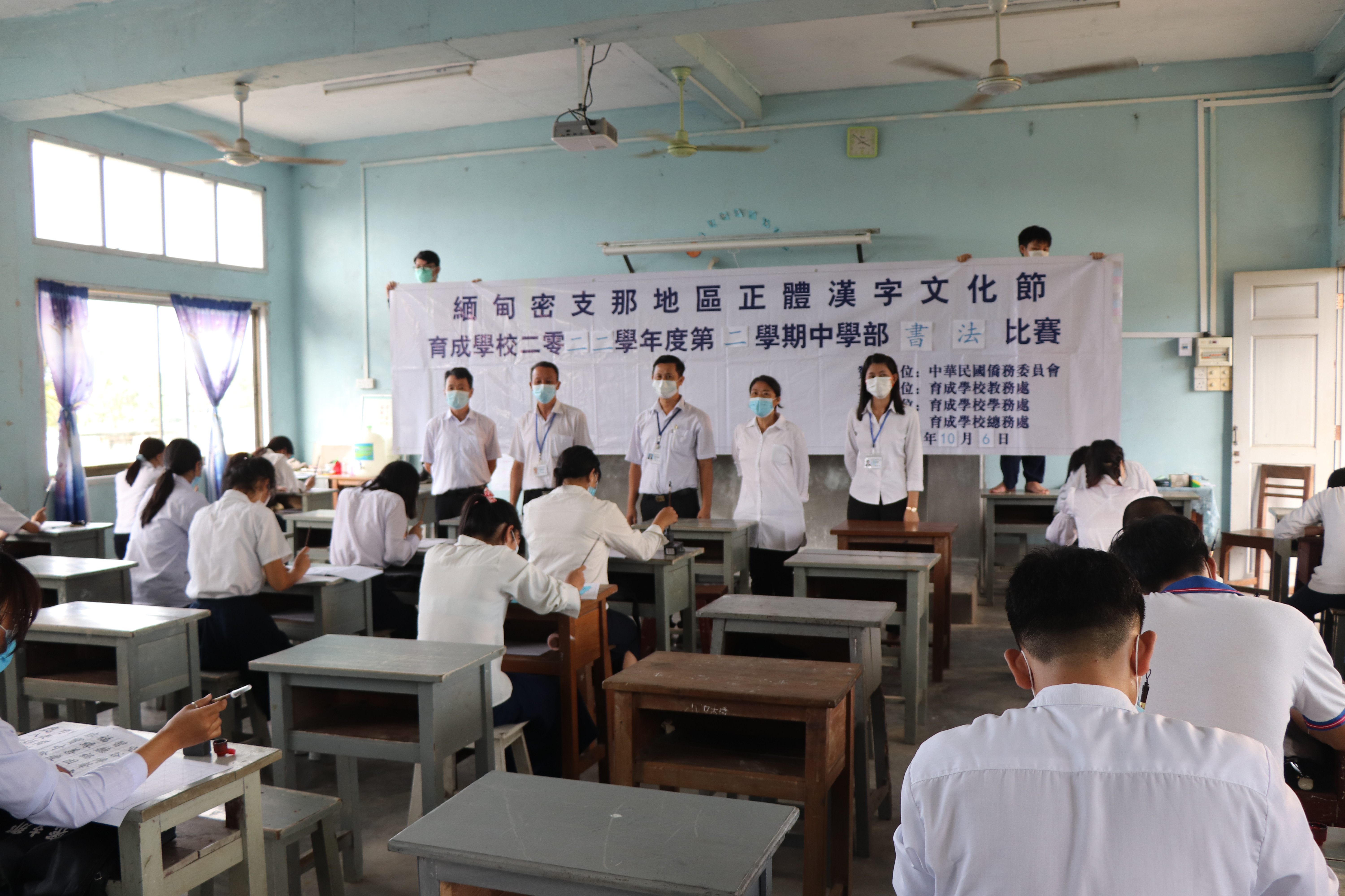 尹勝邦校長(左二)、彭安靖副校長(中)、教務主任鄺瑛瑛老師(右二)和監督老師合影