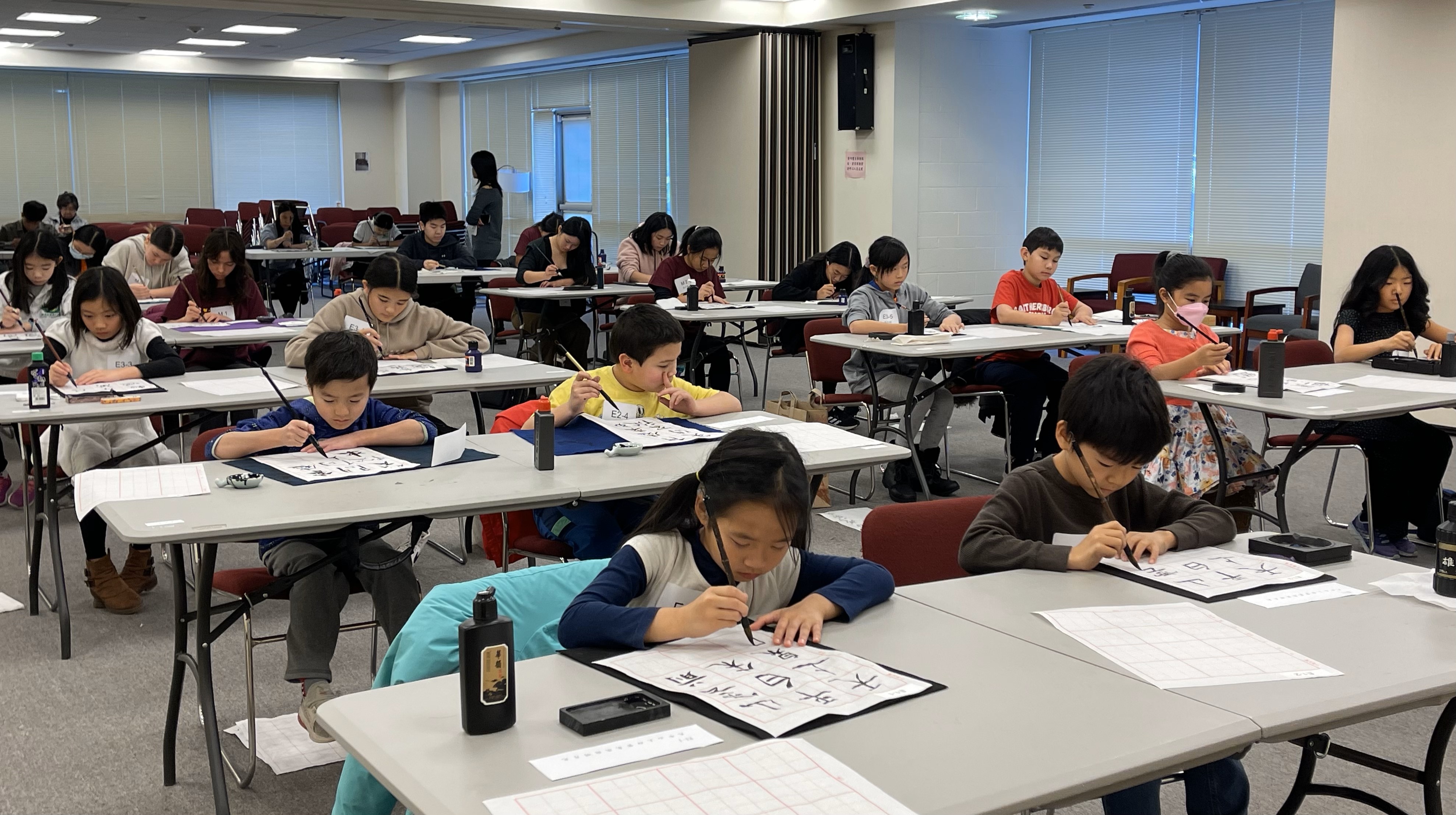 參賽學生們專注揮毫，展現優美的字體