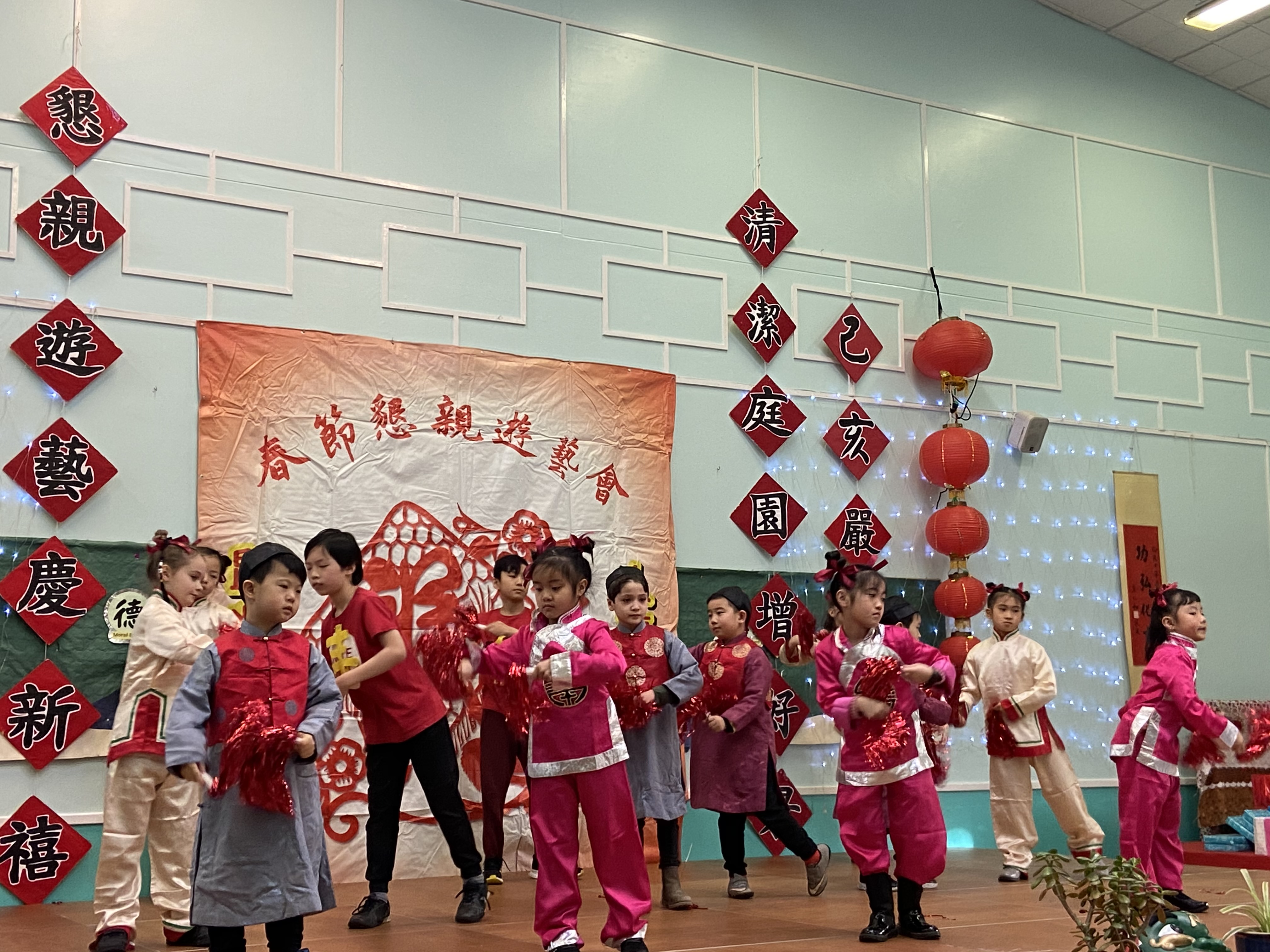 倫敦中華學校學生在舞台上賣力演出，博得滿堂喝采。