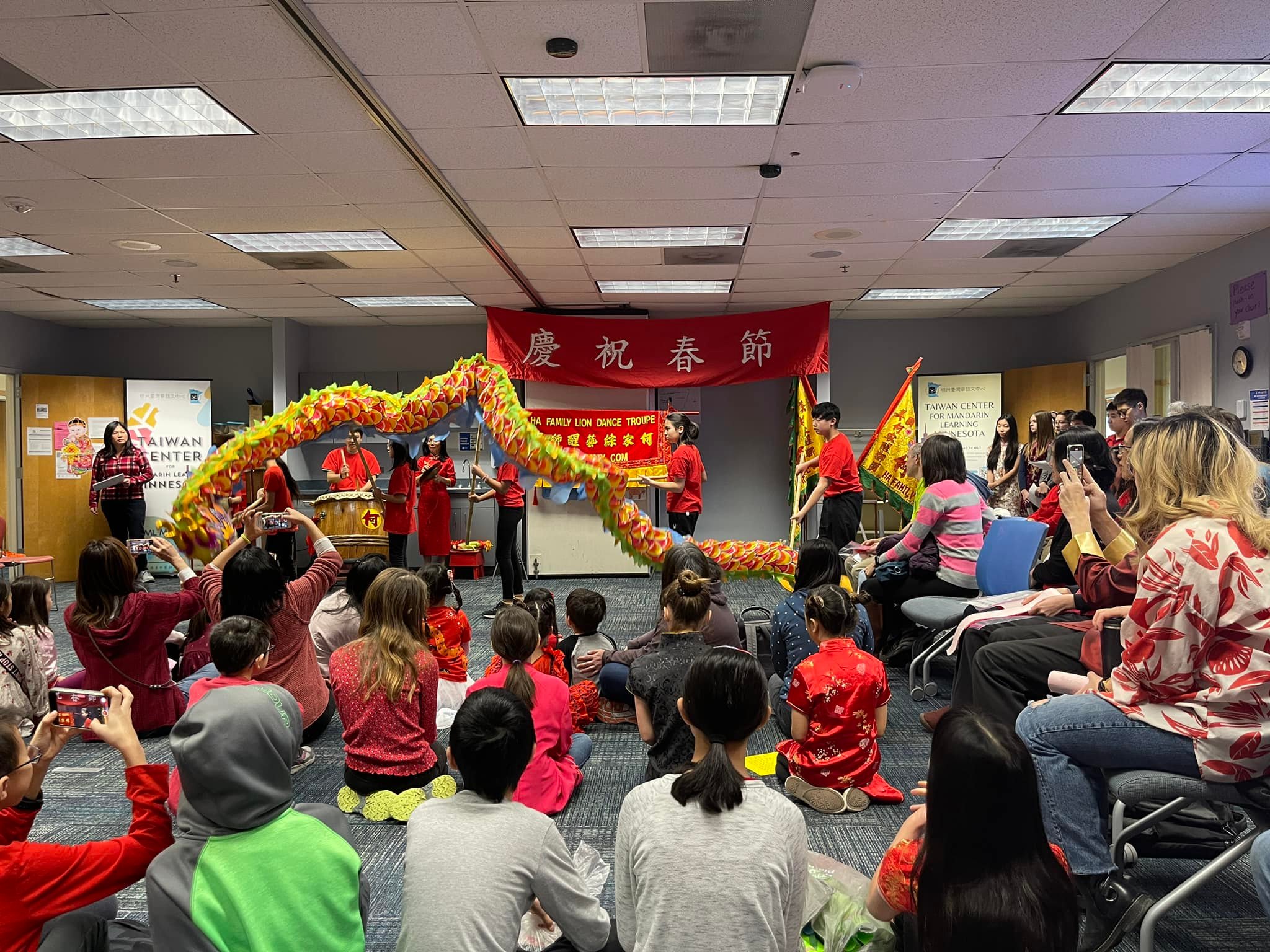 本校舞龍舞獅隊的同學以應景舞龍暖場