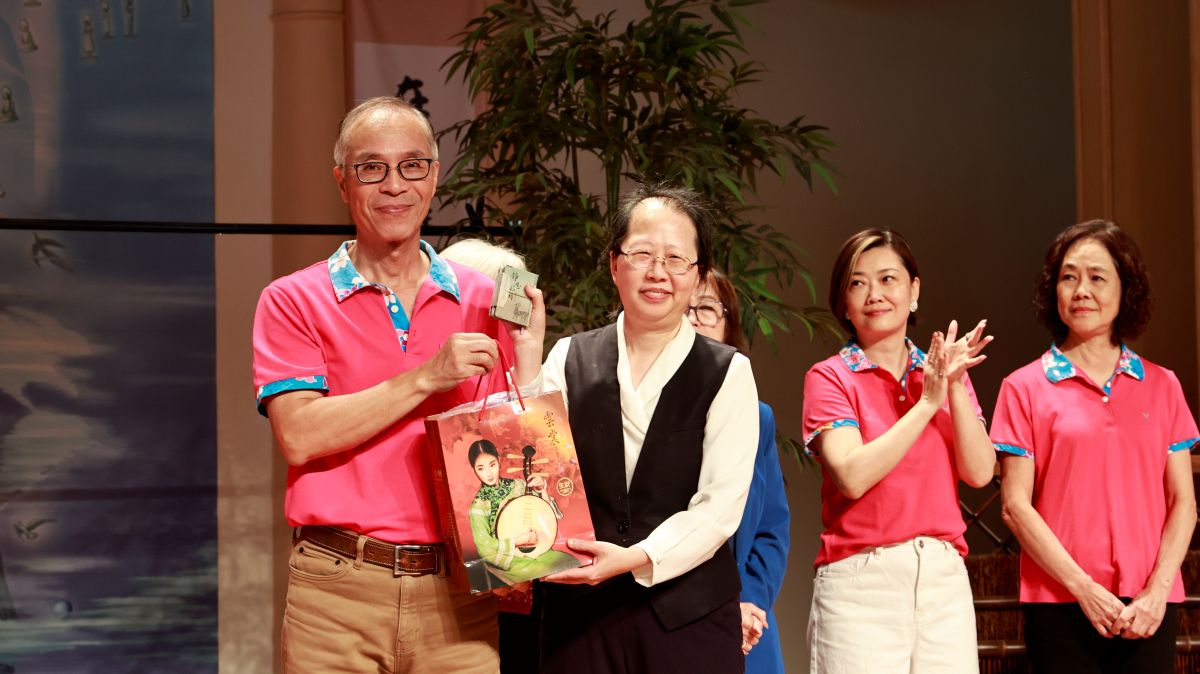 林主任特別準備結緣品，贈予美國加州客家會會長黃永鉅先生及其團隊，以表達感謝與敬意。