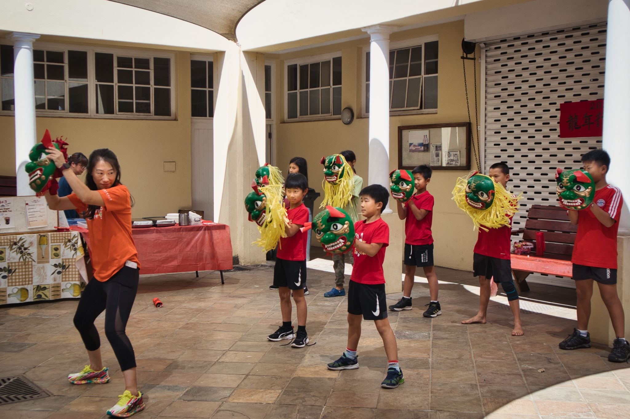 老師黃芳莉帶領學童舞獅表演