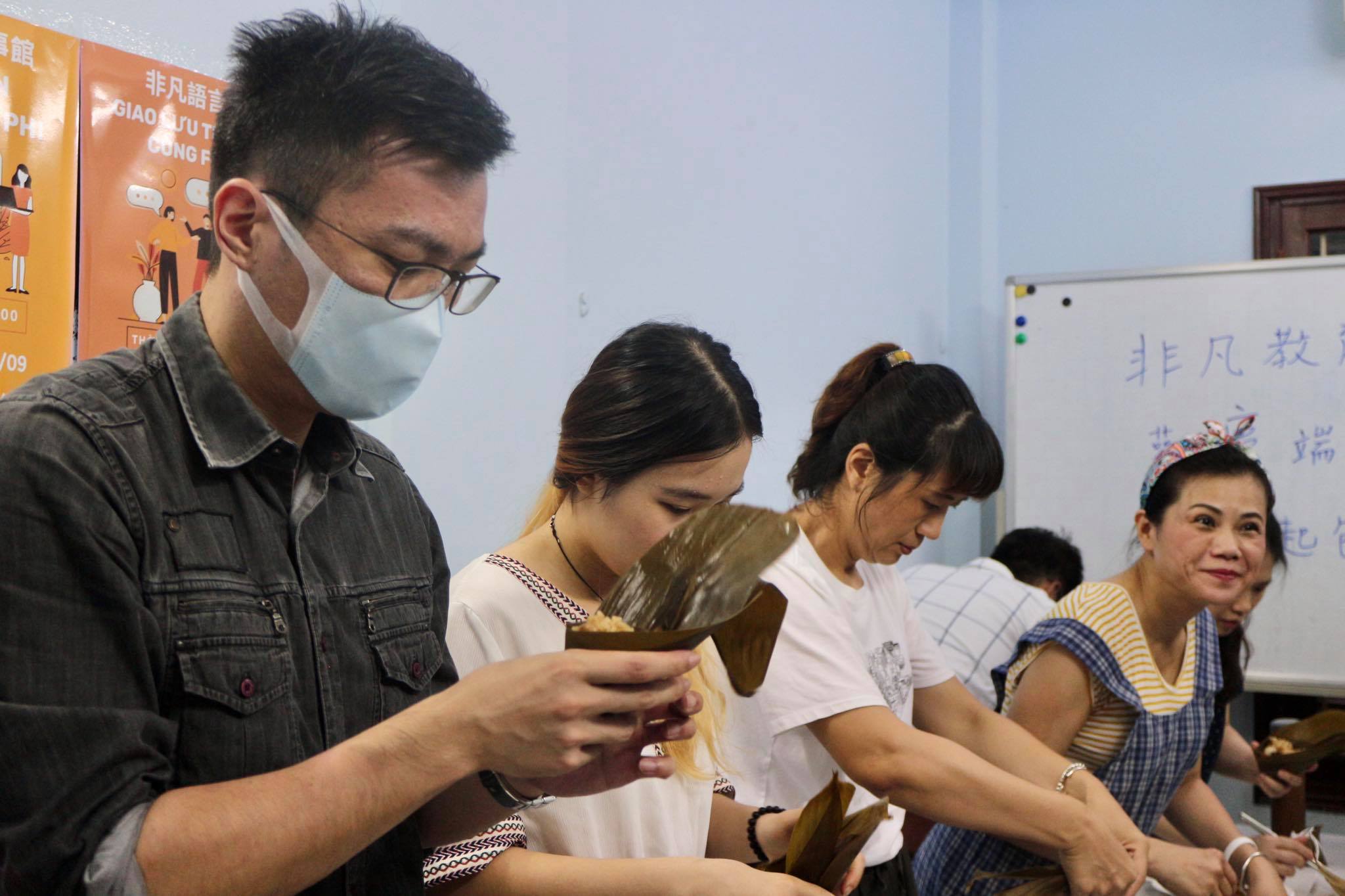 由臺灣老師帶領大家一起包肉粽